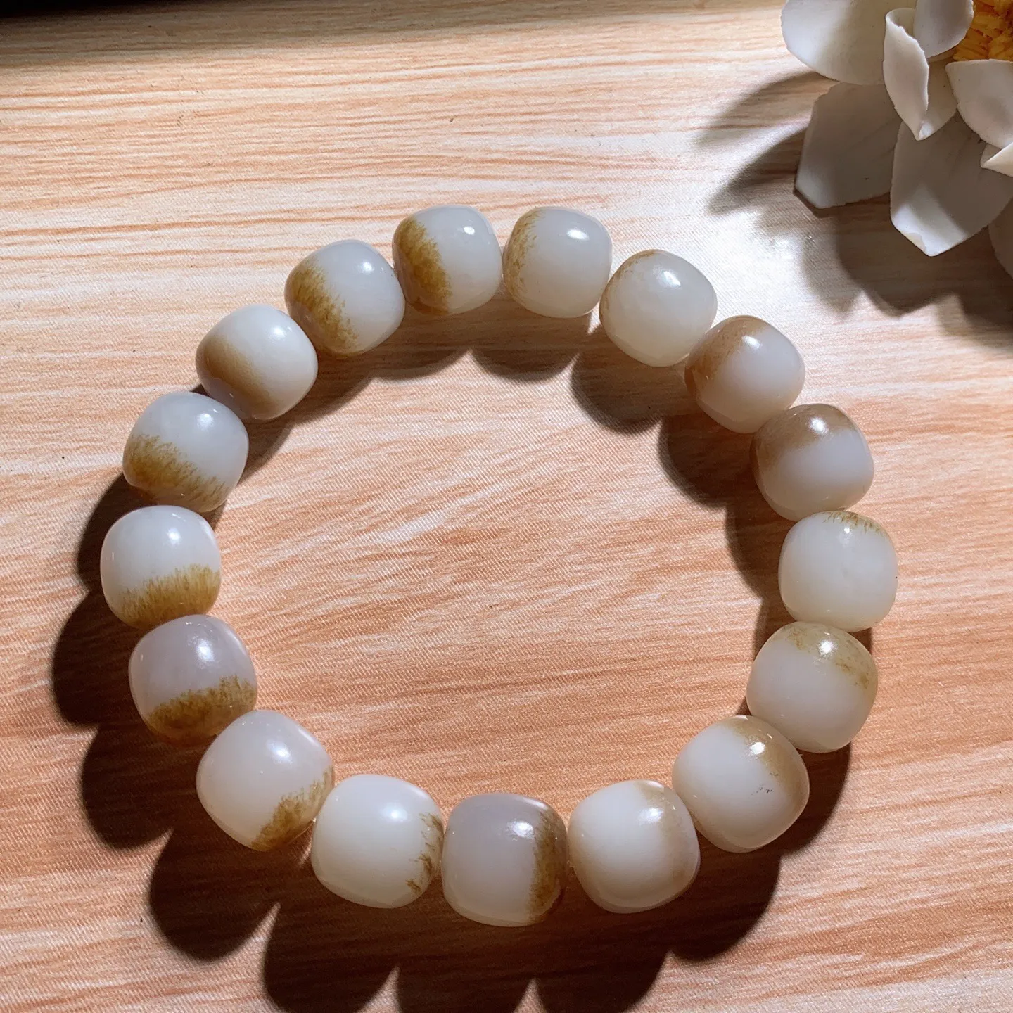 新疆和田玉且末糖老型珠手串 单颗尺寸12！玉质细腻油润。手推出油。佩戴高端典雅。lt260126