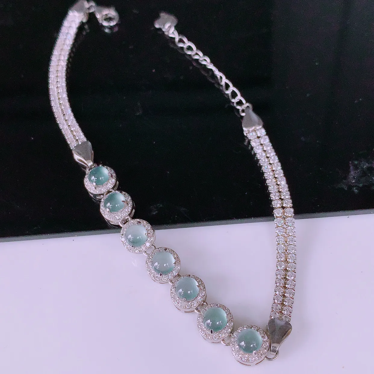 冰透满绿翡翠925银镶嵌手链，自然光实拍，翠色灵动，颜色漂亮，种老水足，品相佳，佩戴佳品！#97.22取一整体6.5*6.5*5.5裸石 4-4