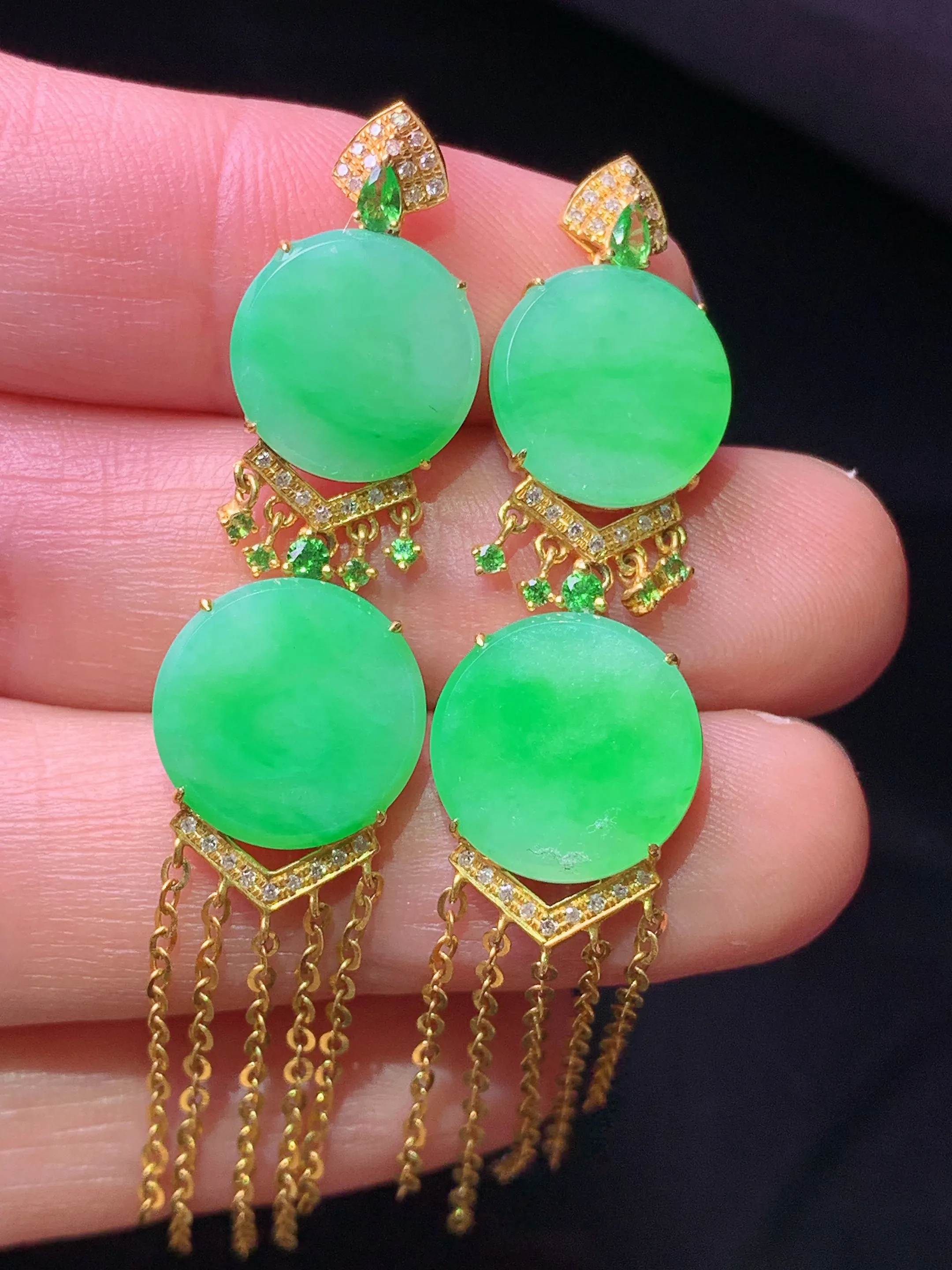 18k金钻镶嵌翠绿圆牌组合耳坠 玉质细腻 色泽清新艳丽 整体尺寸62.5*12*3.7