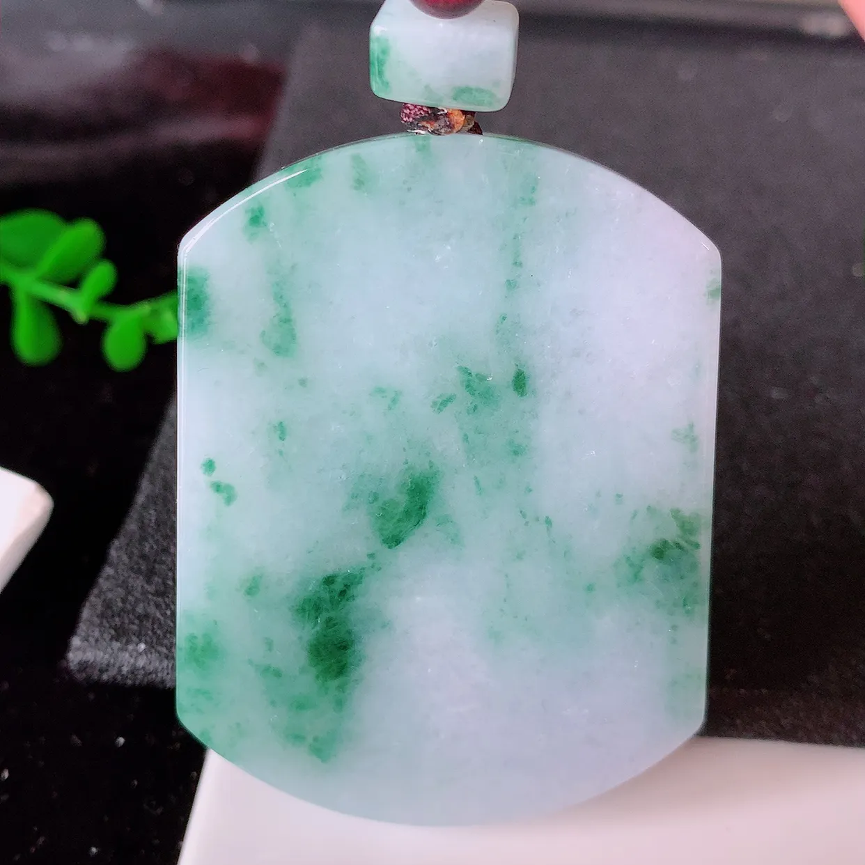 自然光实拍，冰润飘花翡翠平安无事牌吊坠，平平安安，翠色灵动， 佩戴平安时尚！#46.16