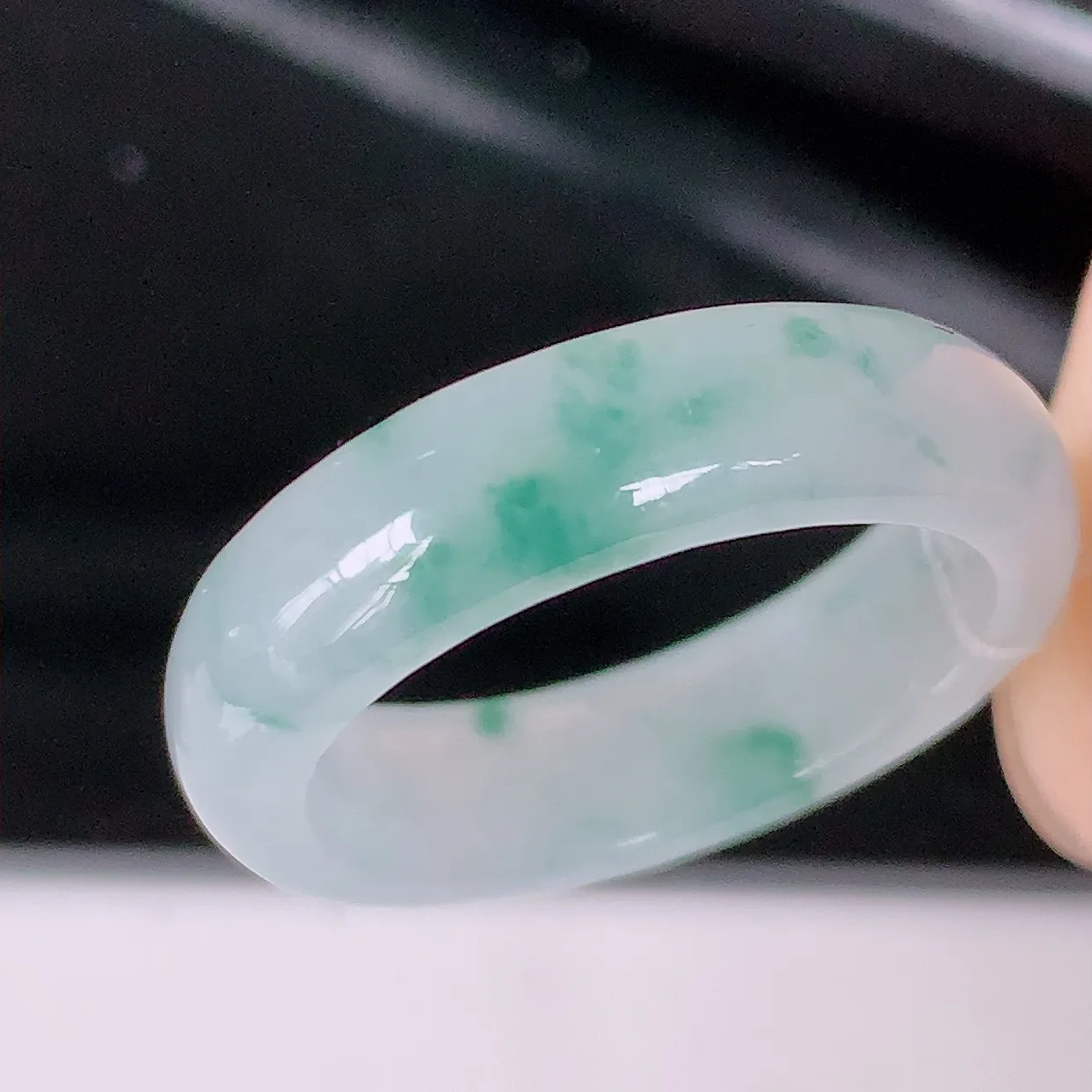 自然光实拍，18.8mm内径冰飘花翡翠指环，玉戒指，玉质莹润，好精美好冰润的指环，19圈口上手纤巧！#49.22尺寸18.8-5.5-3