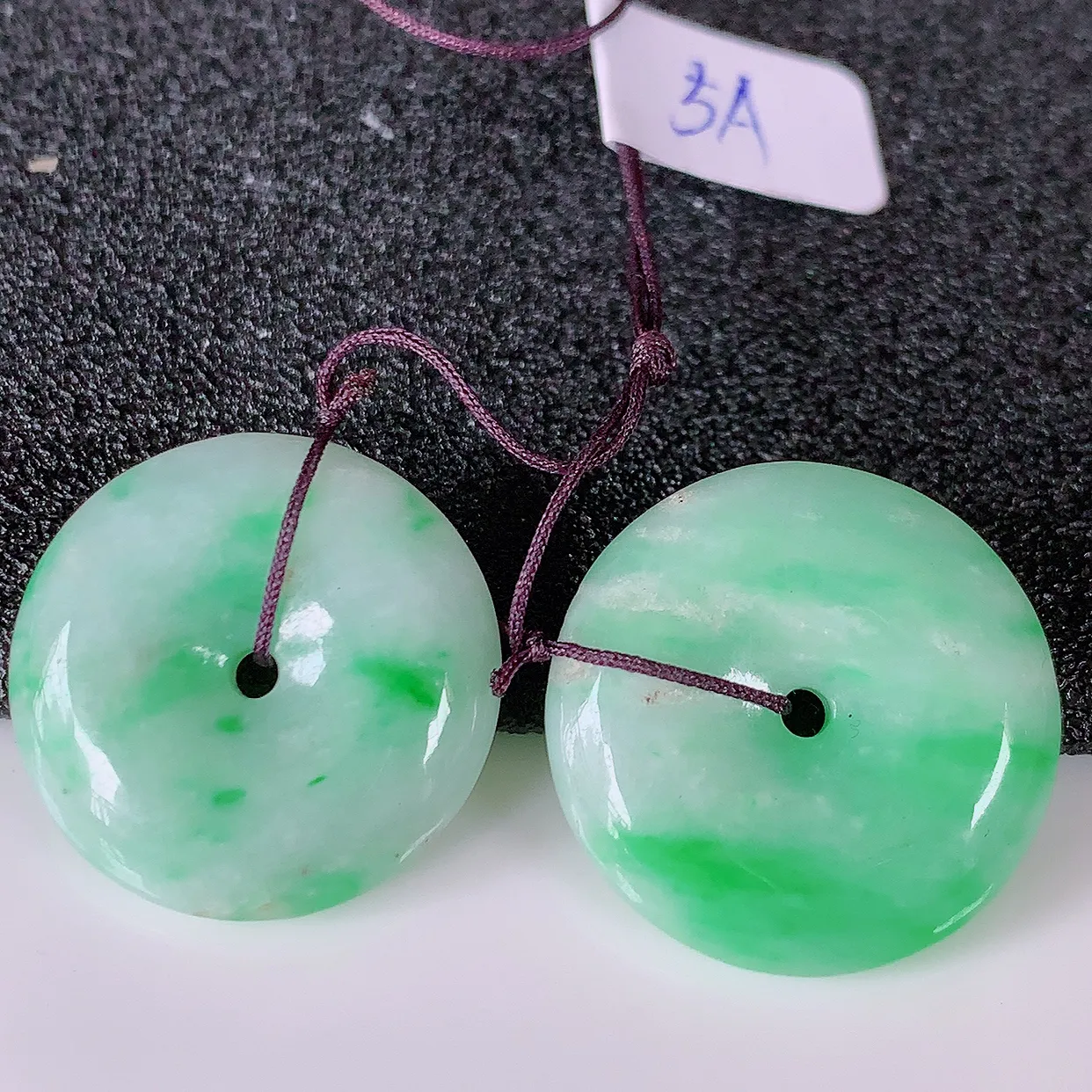 自然光实拍，水润飘绿翡翠一对平安扣吊坠，品相佳，美感十足，寓意平平安安，佩戴精美时尚！#49.16尺寸20.5*5mm