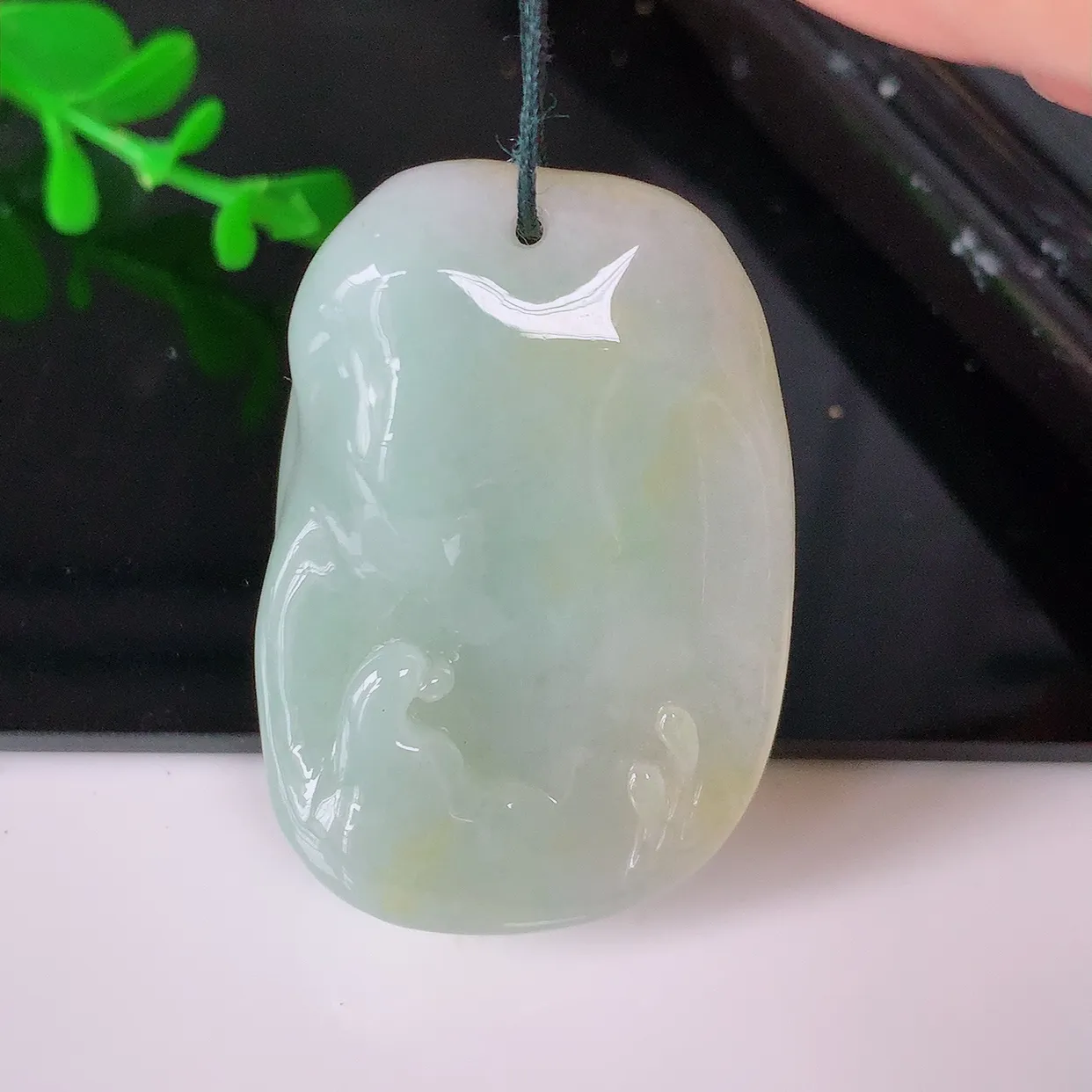 自然光实拍，特色黄翡翡翠随形悟道吊坠。悟道寓意“祥和，安宁，吉祥，幸福”，质地相当细腻，意境化设计雕