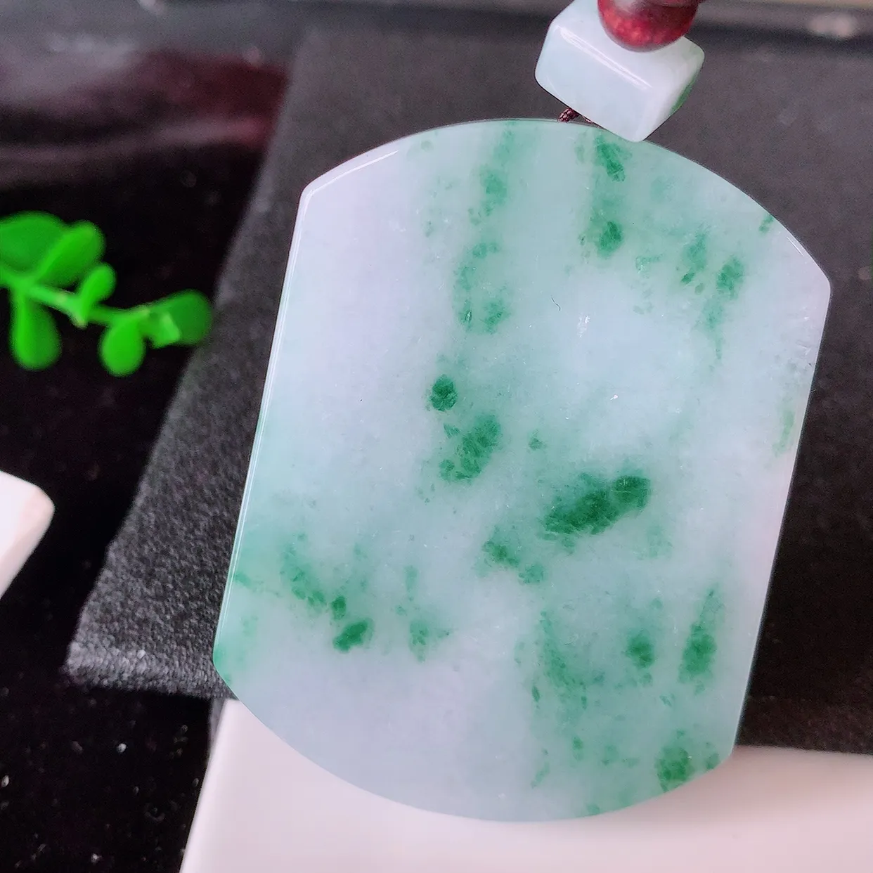 自然光实拍，冰润飘花翡翠平安无事牌吊坠，平平安安，翠色灵动， 佩戴平安时尚！#46.16