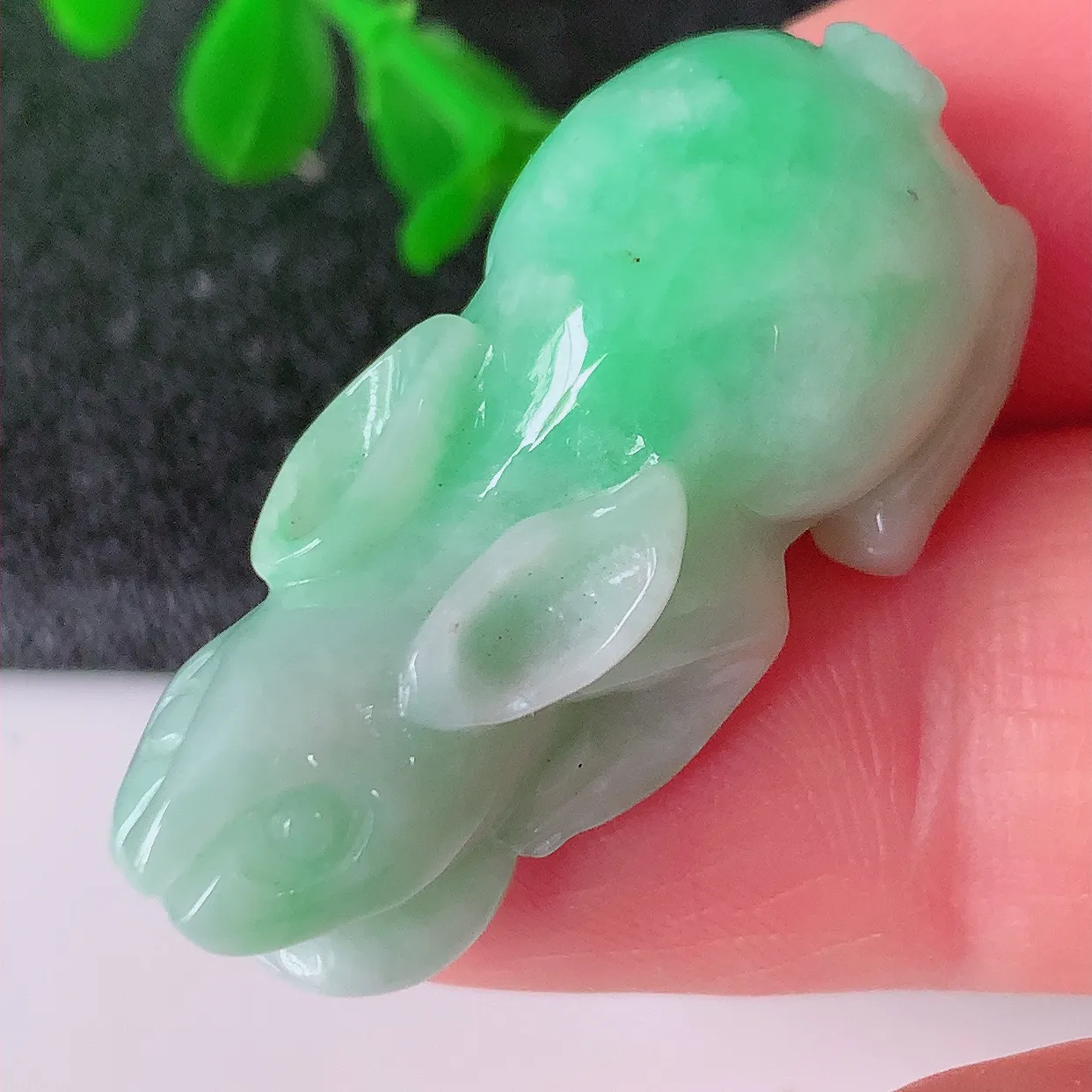 自然光实拍，水润飘绿翡翠生肖玉兔吊坠，翠色灵动，玉质细腻，颜色漂亮， 品相佳， 佩戴佳品！#87.1