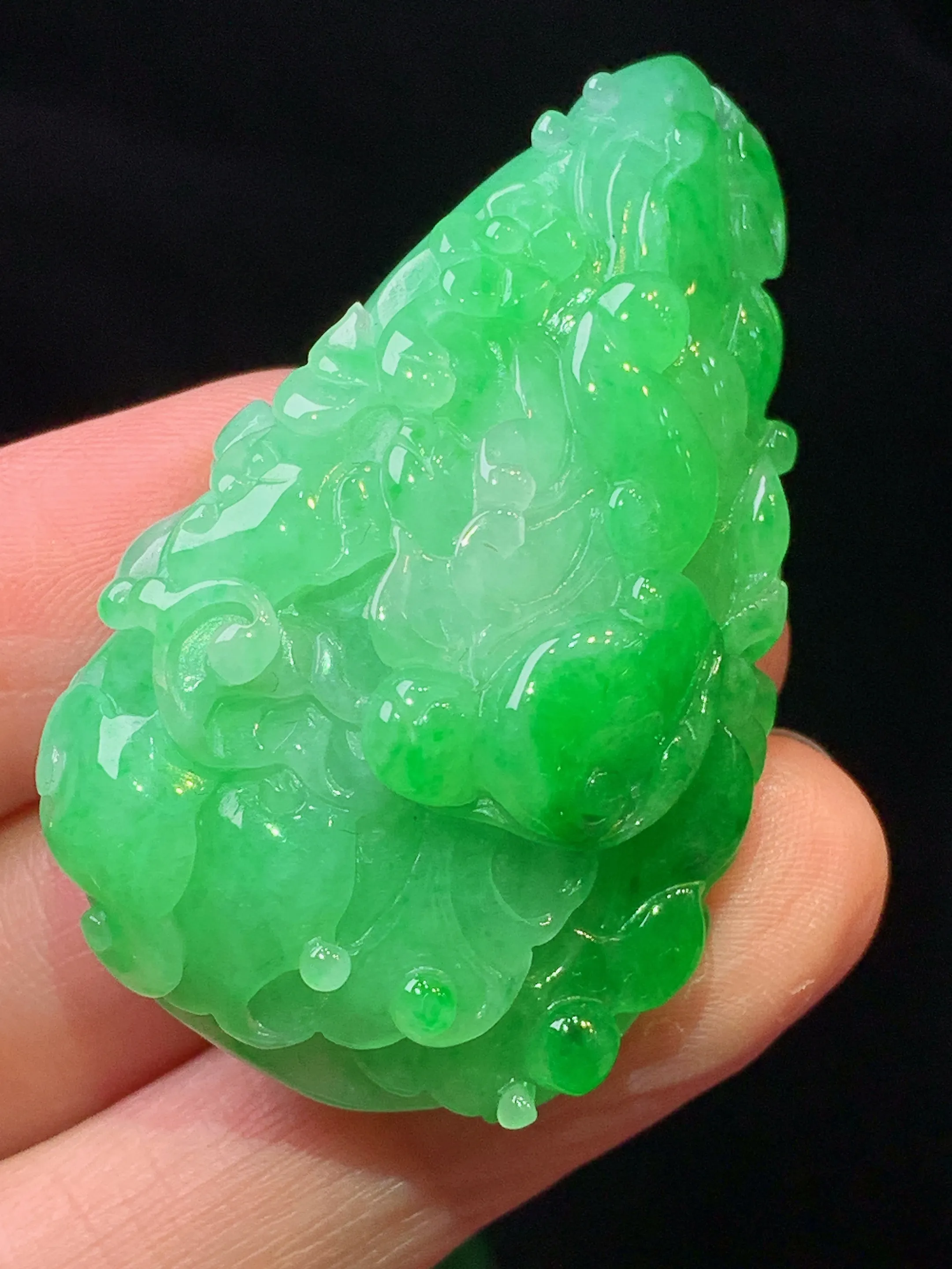 翠绿白菜吊坠 玉质细腻 色泽清新艳丽 整体尺寸47.5*28.5*13.5