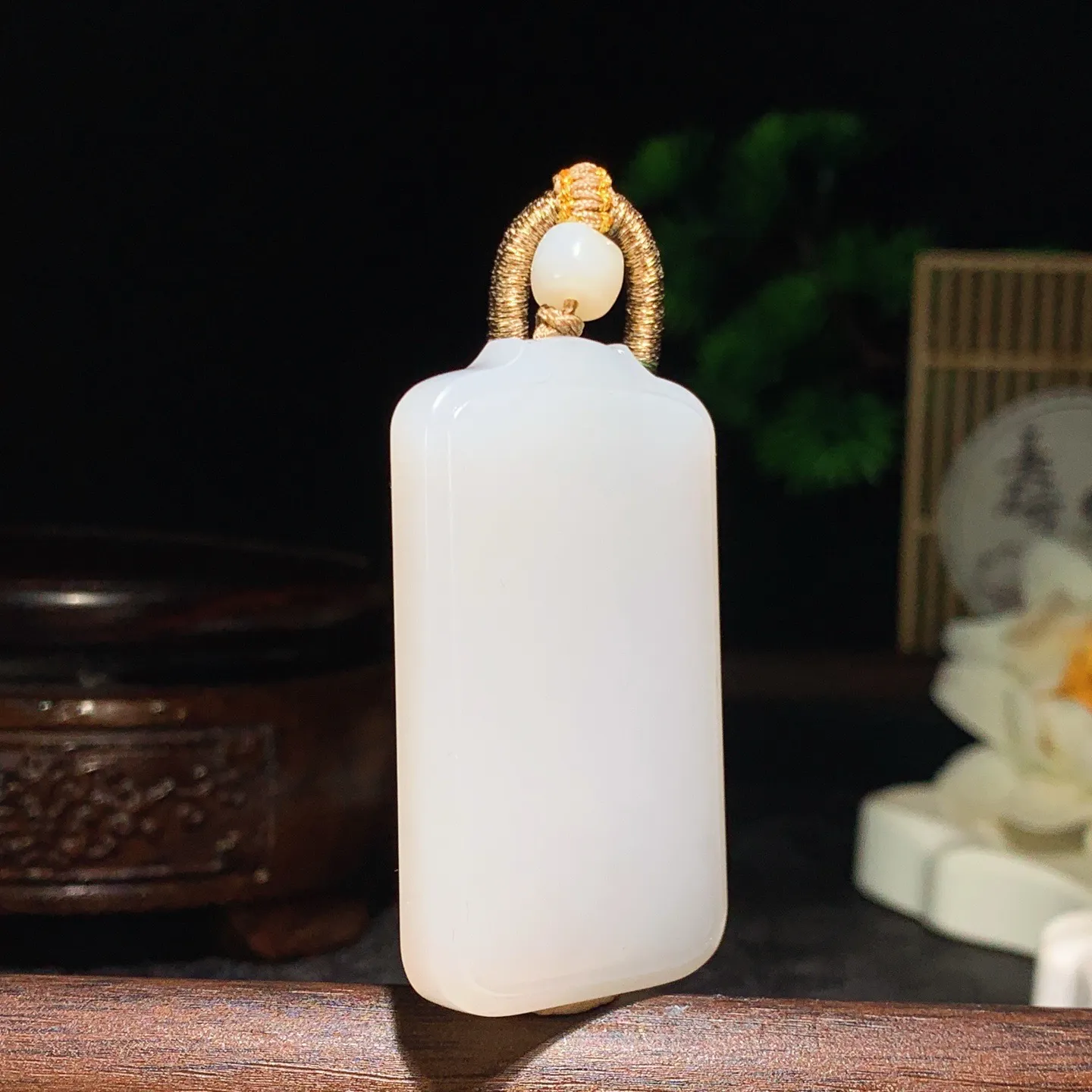 新疆和田玉白玉羊脂白平安无事牌挂件 尺寸49/29/7重29.8克。玉质细腻油润。手推出油。佩戴高端