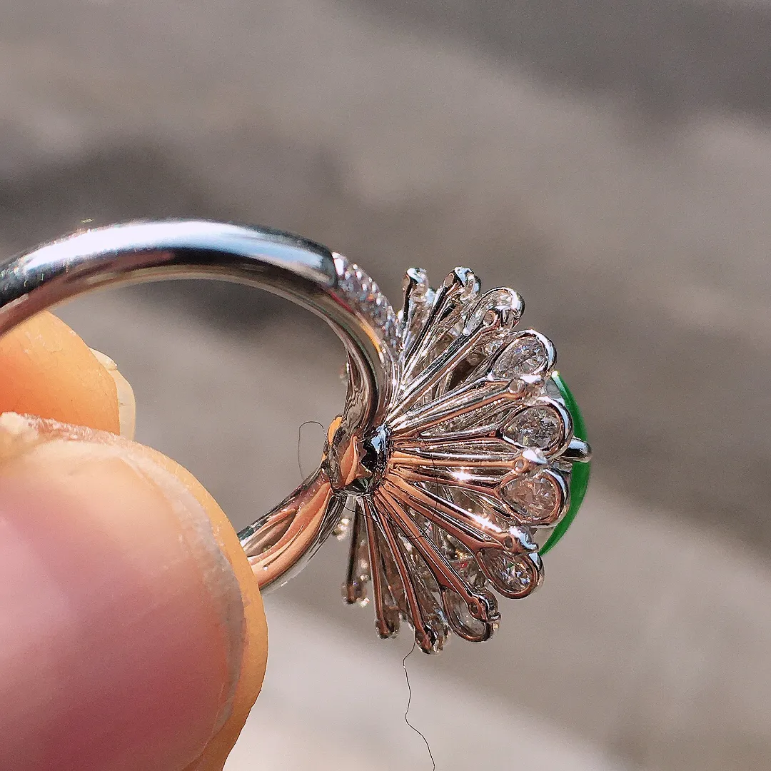 正阳绿蛋面戒指，色泽均匀艳丽，玉质细腻，荧光感超
强，饱满圆润，尽显优雅气质，18k
金豪华镶嵌