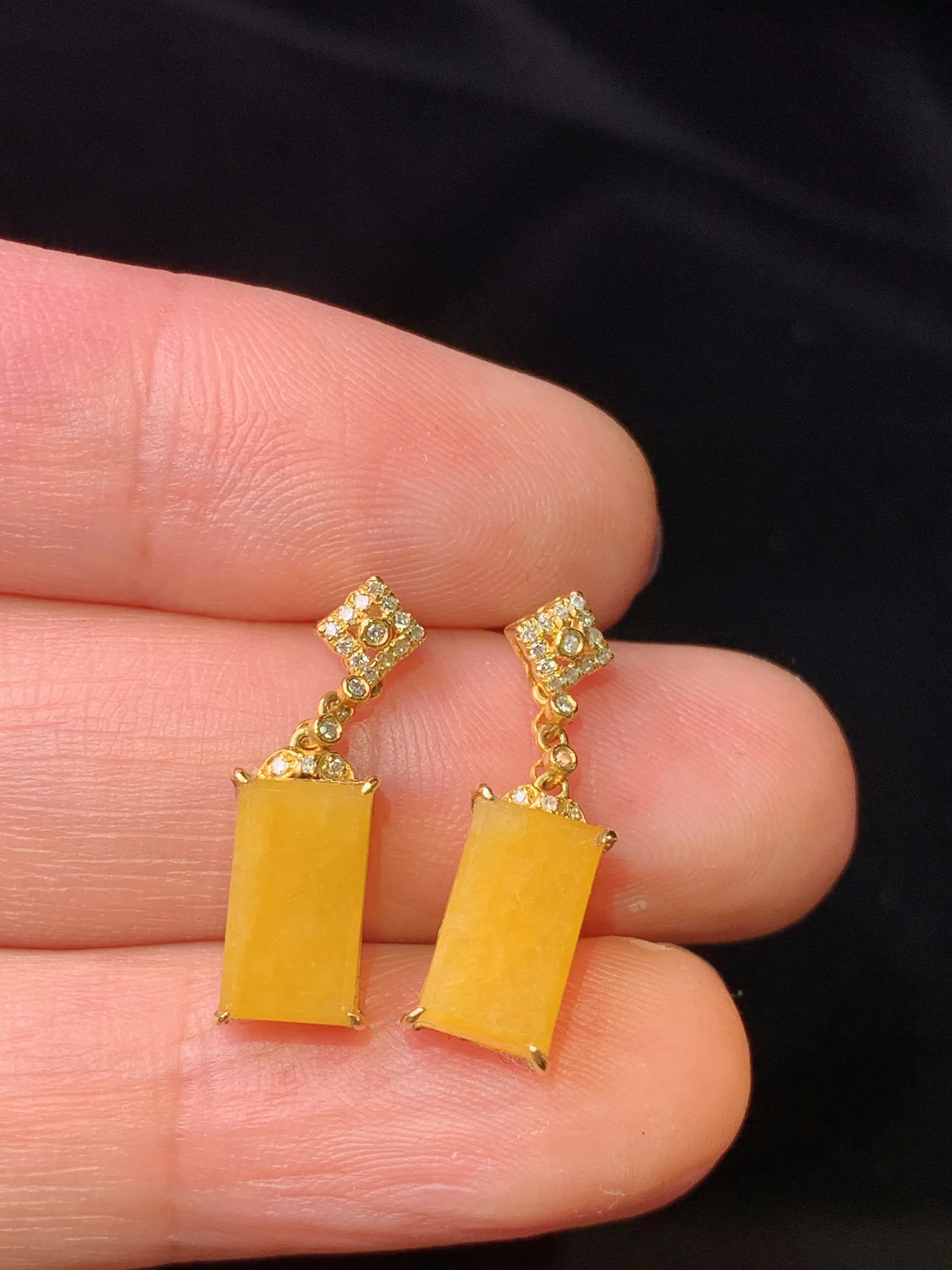 18k金钻镶嵌黄翡无事牌耳坠 玉质细腻 色泽清新艳丽 整体尺寸20*5.5*4