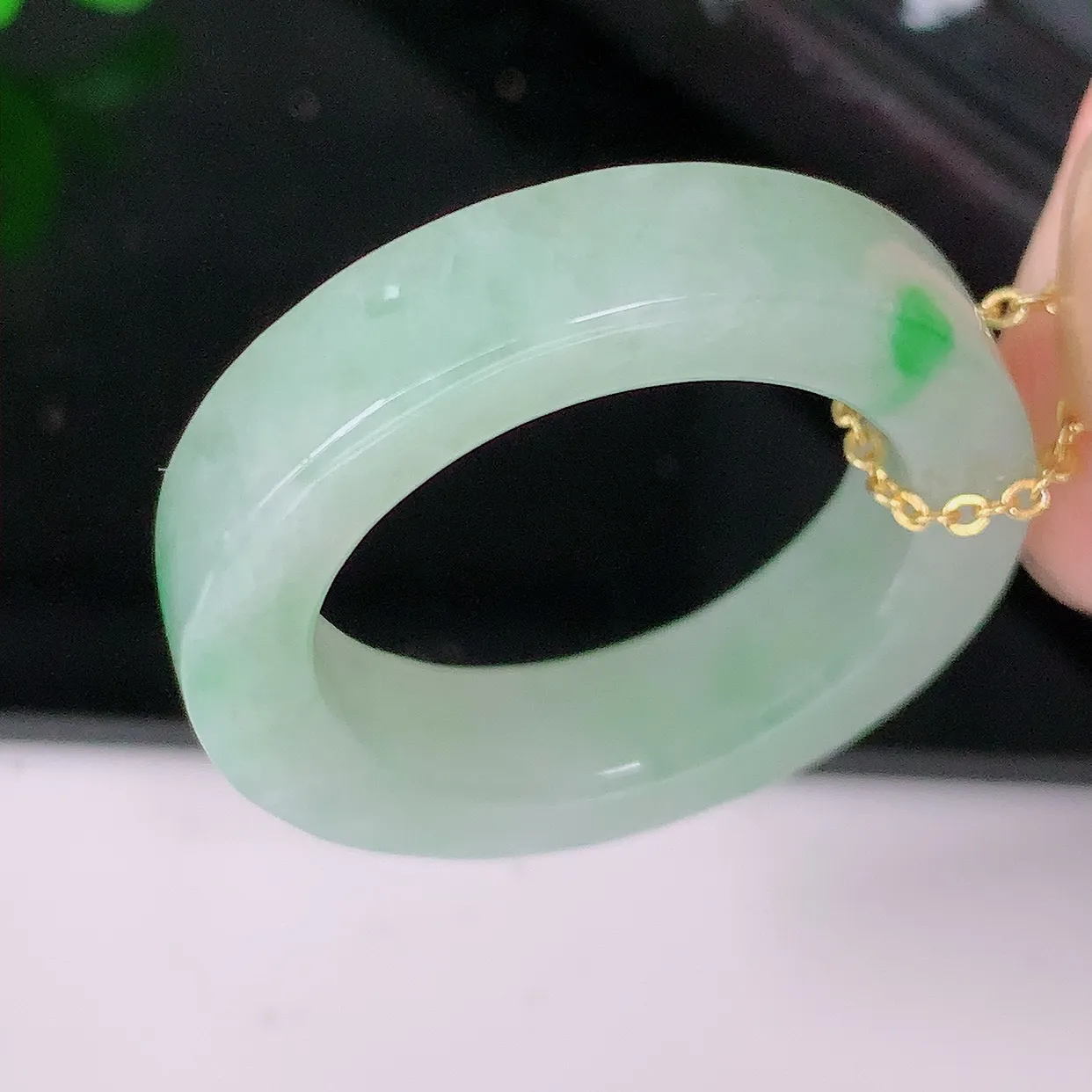 自然光实拍，20.2mm内径冰飘绿翡翠指环，玉戒指，玉质莹润，好精美好冰润的指环，23圈口，上手纤巧！#57.22尺寸 20.2-6-4.3