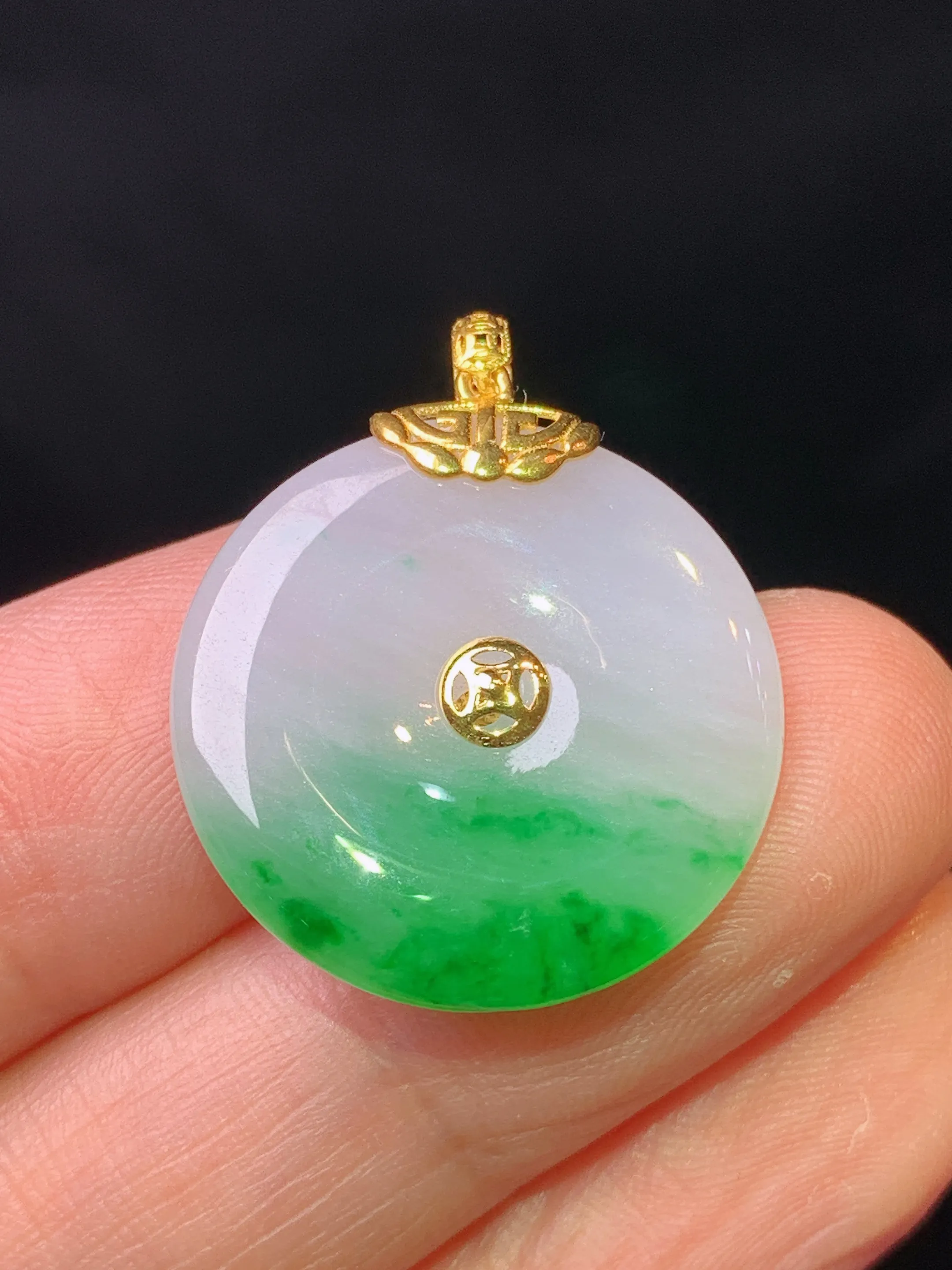 18k金镶嵌飘绿平安扣吊坠 玉质细腻 色泽清新艳丽 整体尺寸26.2*21.2*4.2