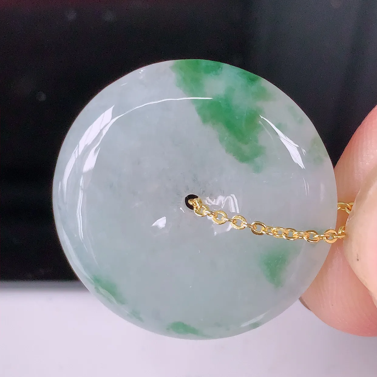 自然光实拍，冰润飘花平安扣翡翠吊坠，种老水足，雕工精湛 ，寓意美好， 佩戴时尚出众！#81.22