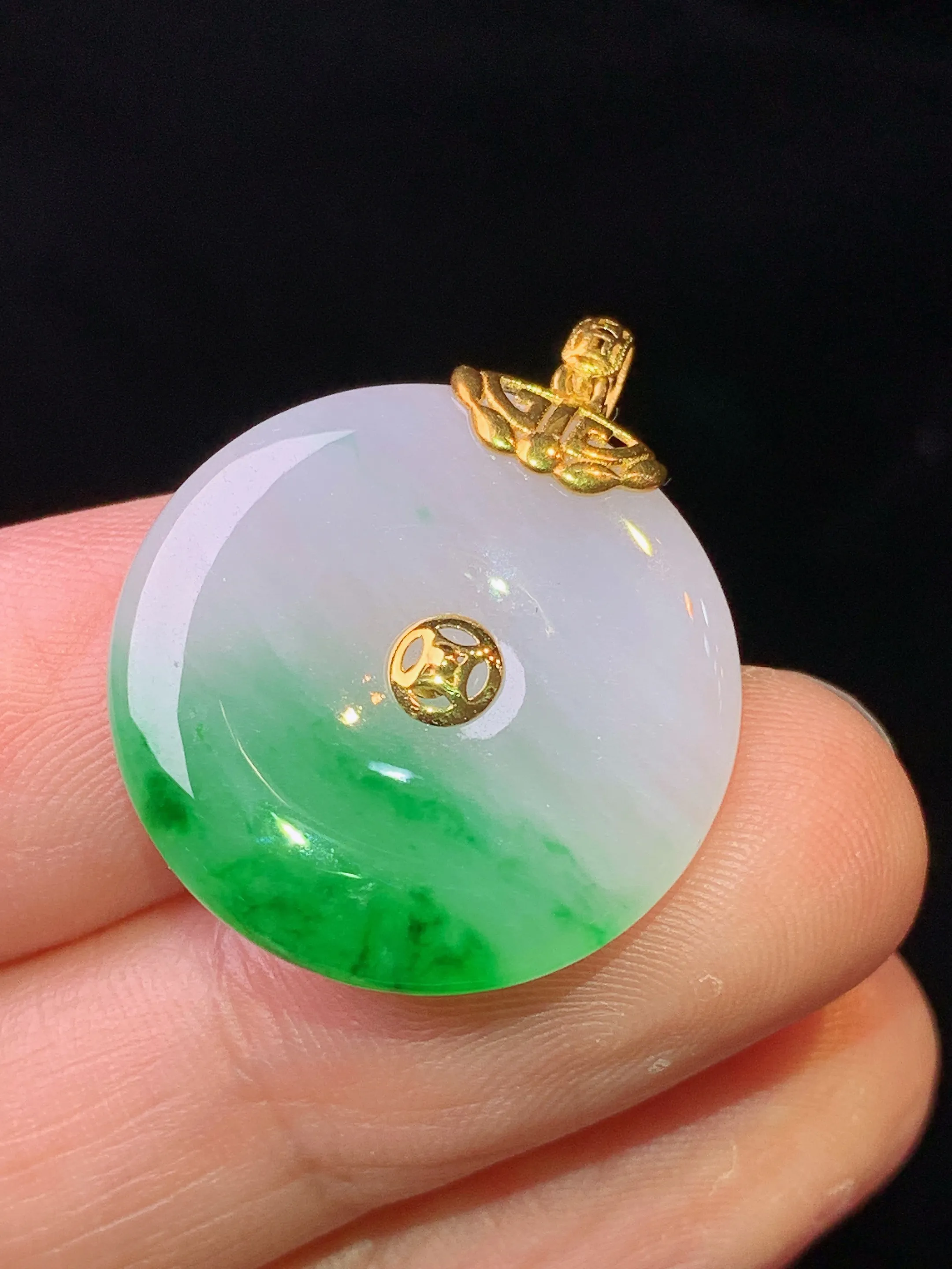 18k金镶嵌飘绿平安扣吊坠 玉质细腻 色泽清新艳丽 整体尺寸26.2*21.2*4.2