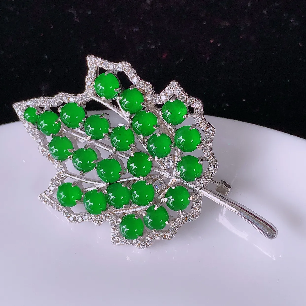 冰透满绿翡翠925银镶嵌胸针，自然光实拍，翠色灵动，颜色漂亮，种老水足，品相佳，佩戴佳品！#97.16整体47*27.5*8.6裸石  3.5*3.5