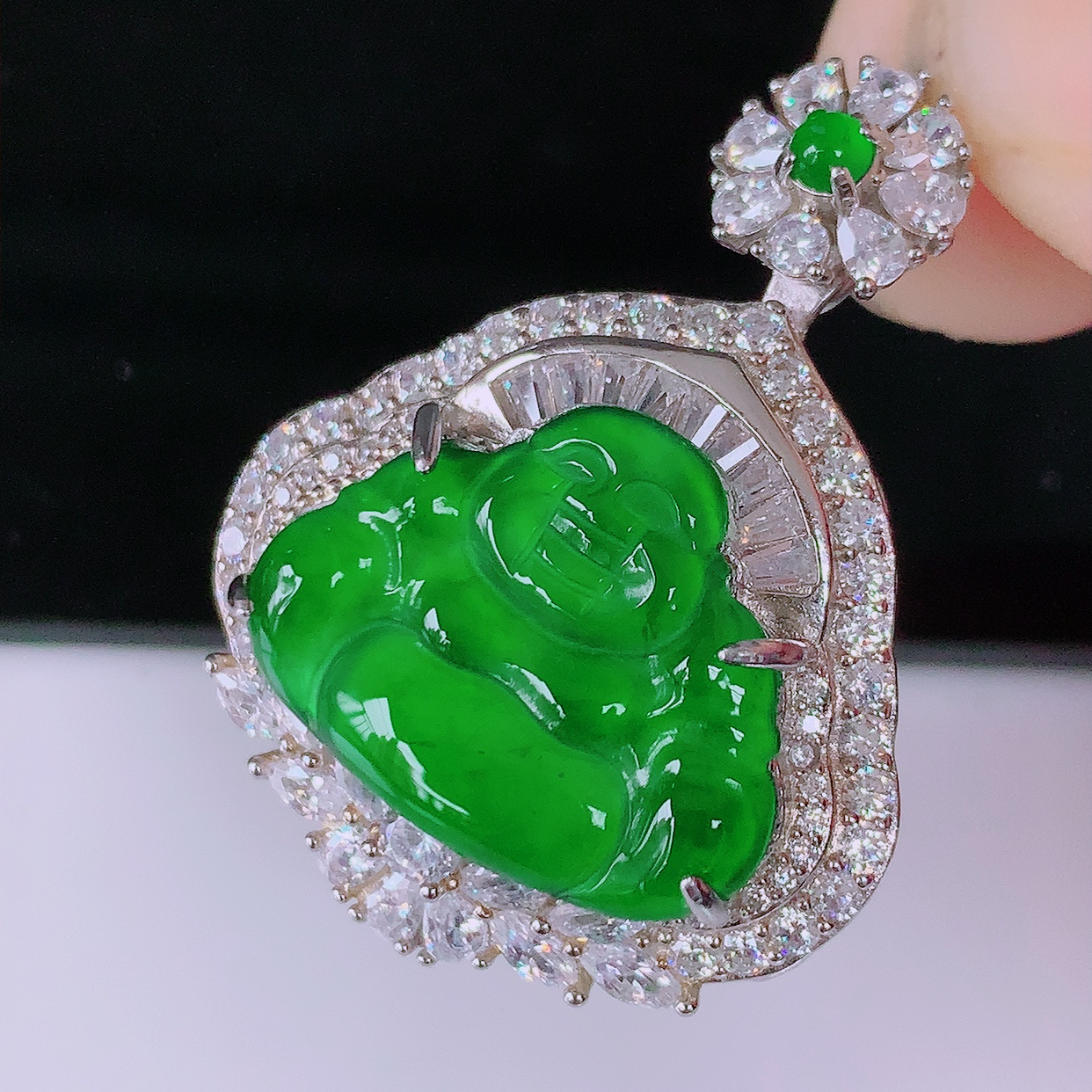 冰透满绿翡翠925银镶嵌佛公吊坠，自然光实拍，翠色灵动，颜色漂亮，种老水足，品相佳，佩戴佳品！#97