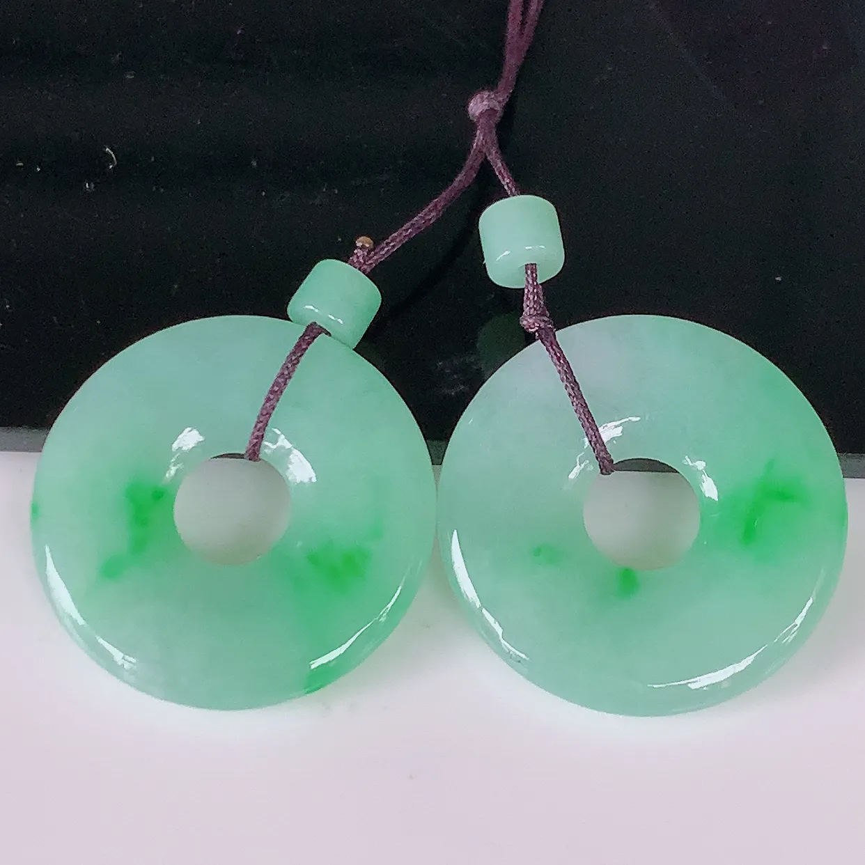 自然光实拍，冰飘绿翡翠一对平安扣耳坠，翠色灵动，玉质细腻，颜色漂亮，品相佳佩戴佳品！配银线 #49.22尺寸18*2.8