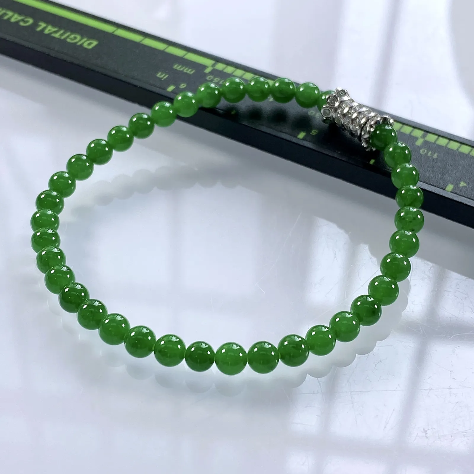 收藏级别，缅甸天然翡翠A货，卡4.4冰种起胶帝王绿小米珠小圆珠手串手链，尺寸：4.4mm/38颗，长度168mm，重量：6.22g