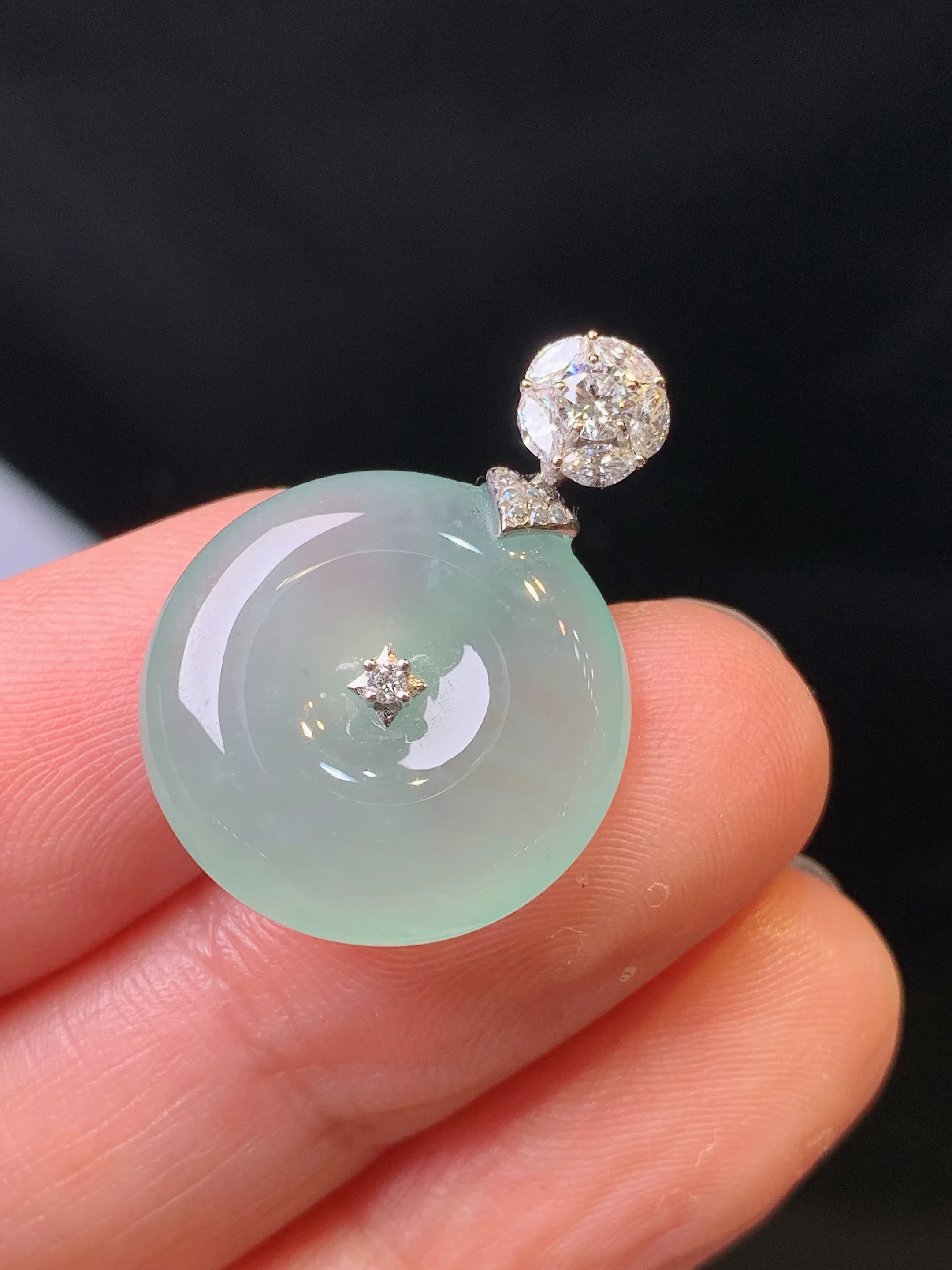 18k金钻镶嵌冰种平安扣吊坠 玉质细腻 色泽清新艳丽 整体尺寸25*18*5.2