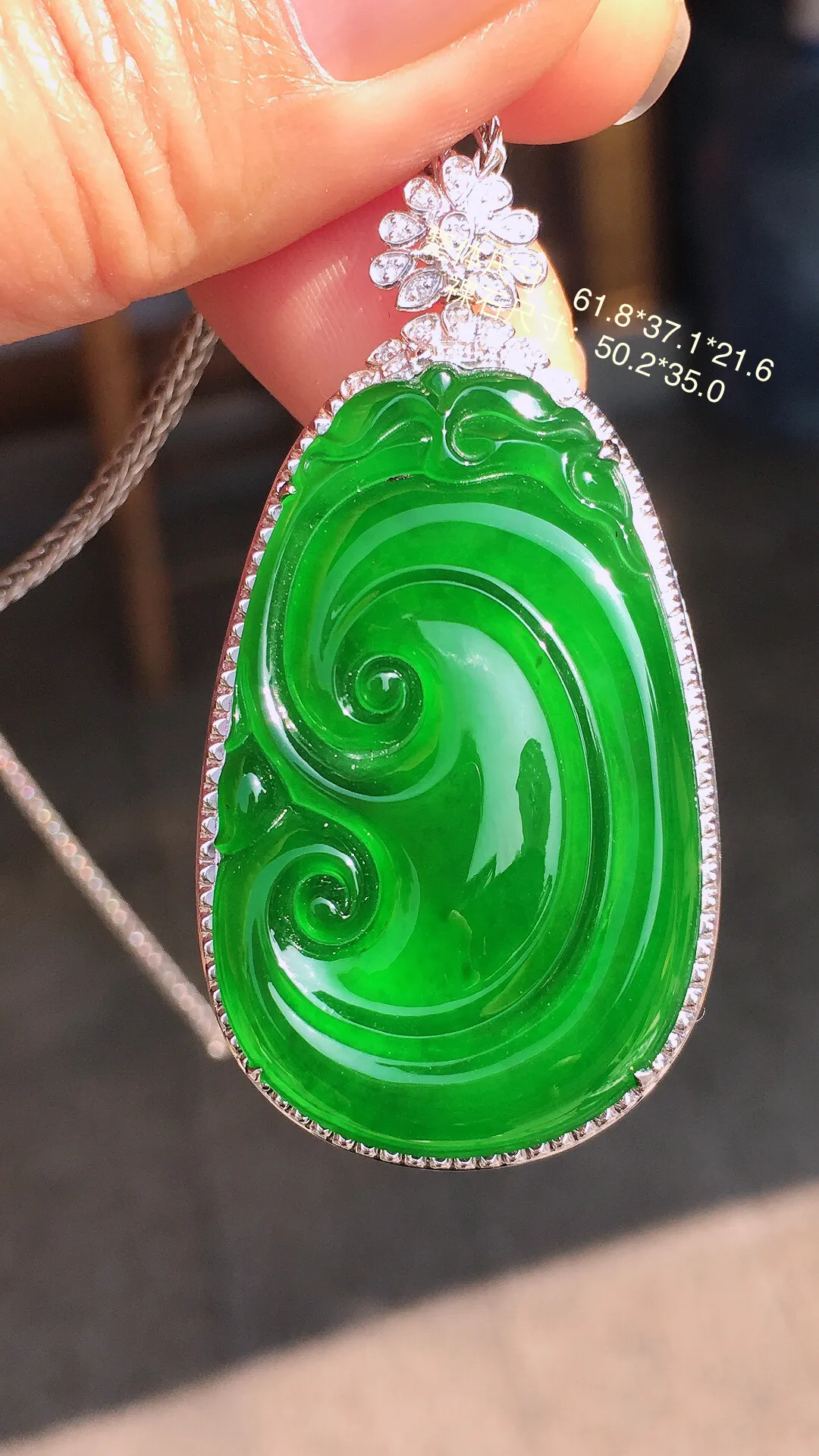 满绿如意吊坠，色泽均匀艳丽，玉质细腻，荧光感超
强，饱满圆润，尽显优雅气质，18k
金豪华镶嵌