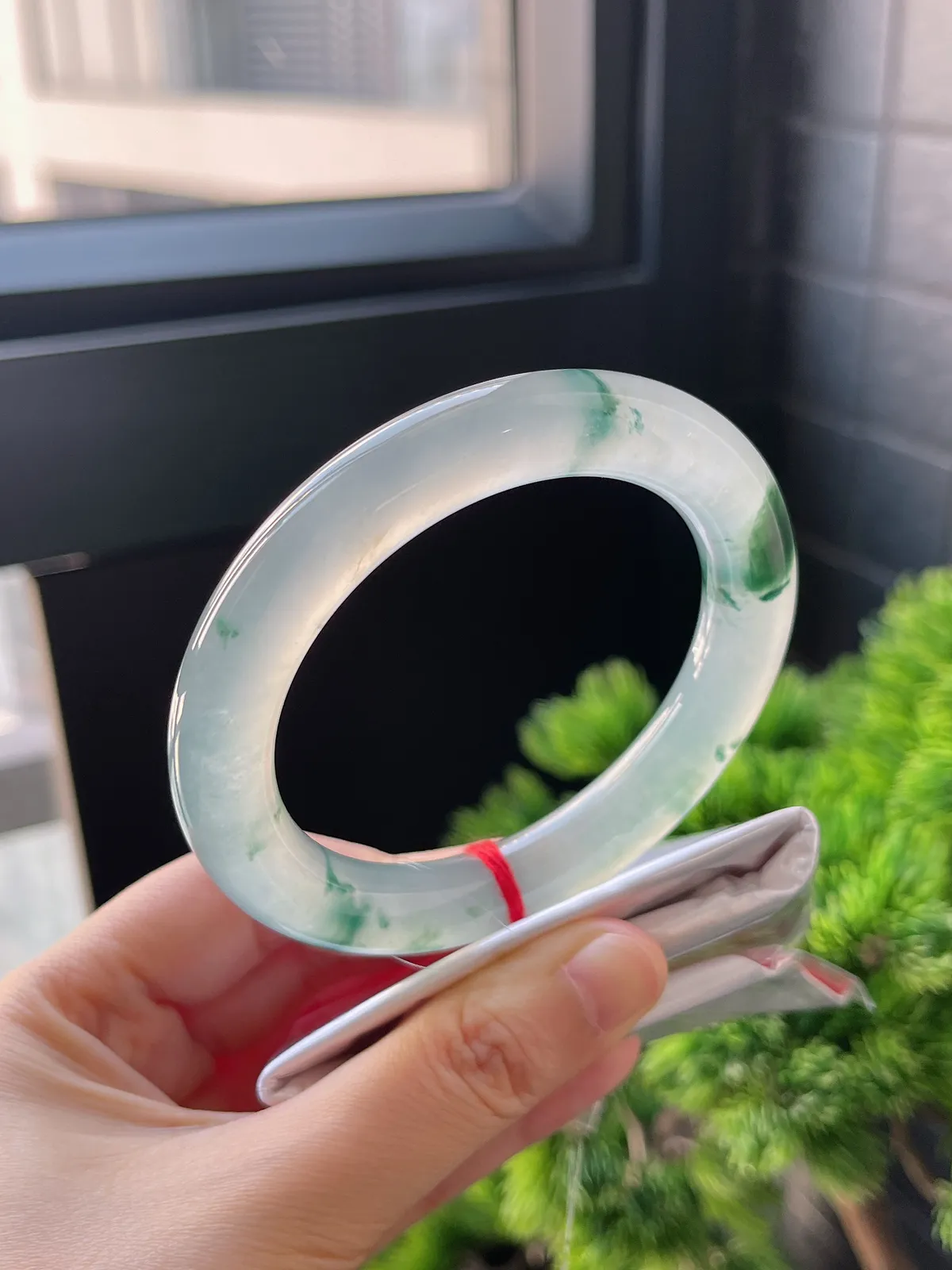 圆镯56.8圈口，翡翠冰种飘花手镯