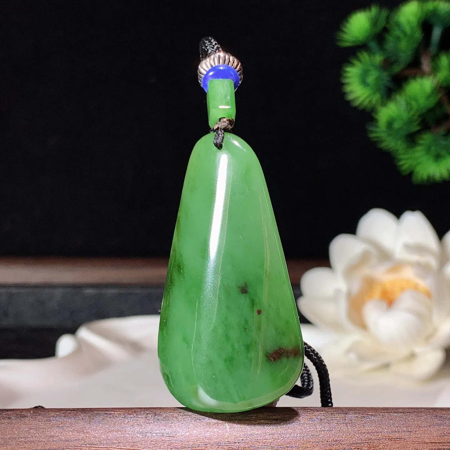 和田玉阳绿俄罗斯碧玉随型挂件 尺寸44/25/8重16克。玉质细腻油润。手推出油。佩戴高端典雅。lt260127