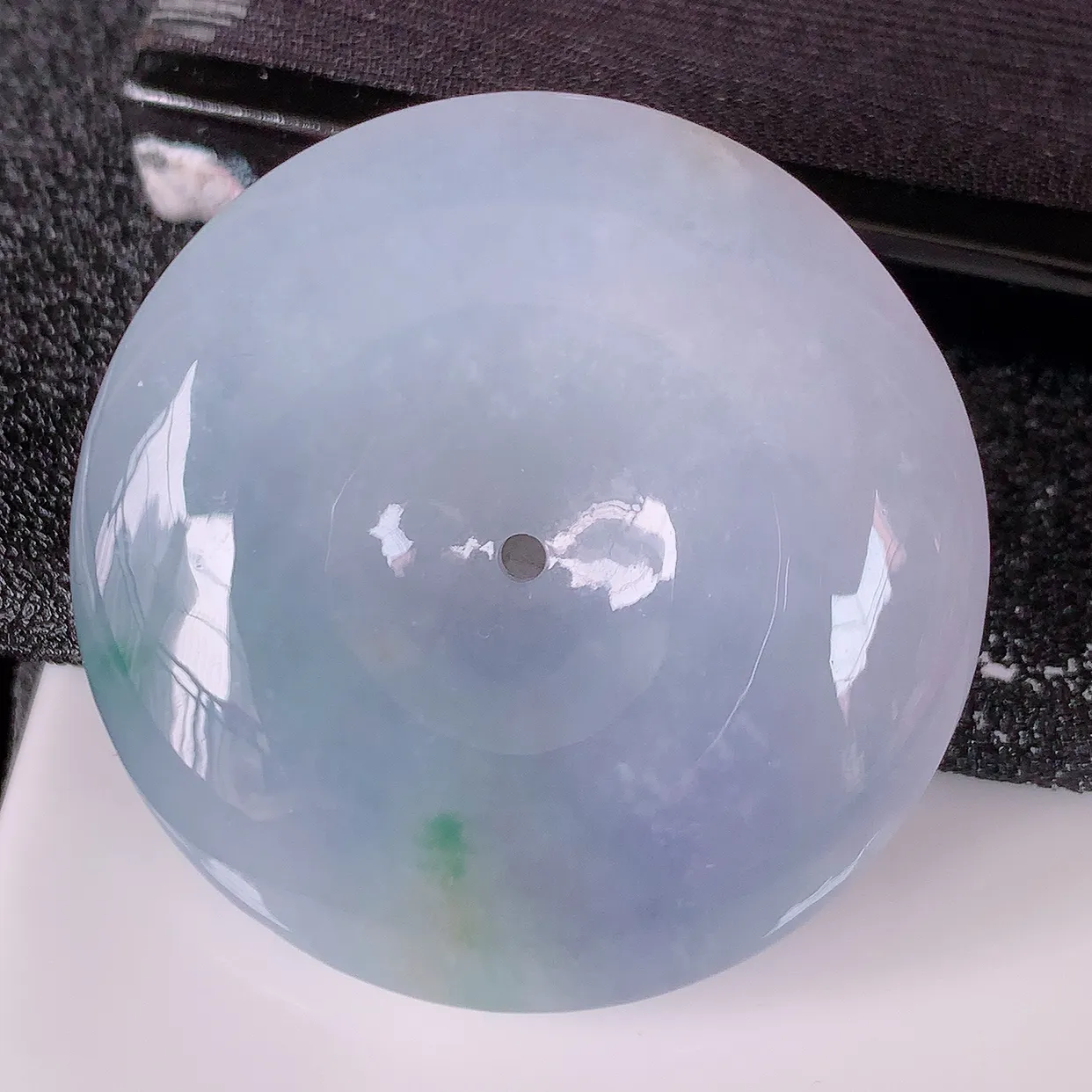 自然光实拍，冰三彩翡翠平安扣吊坠，形体饱满圆润，春带彩翡翠平安扣肥嘟嘟的， 平平安安，种水很好， 配戴精美！#1.13