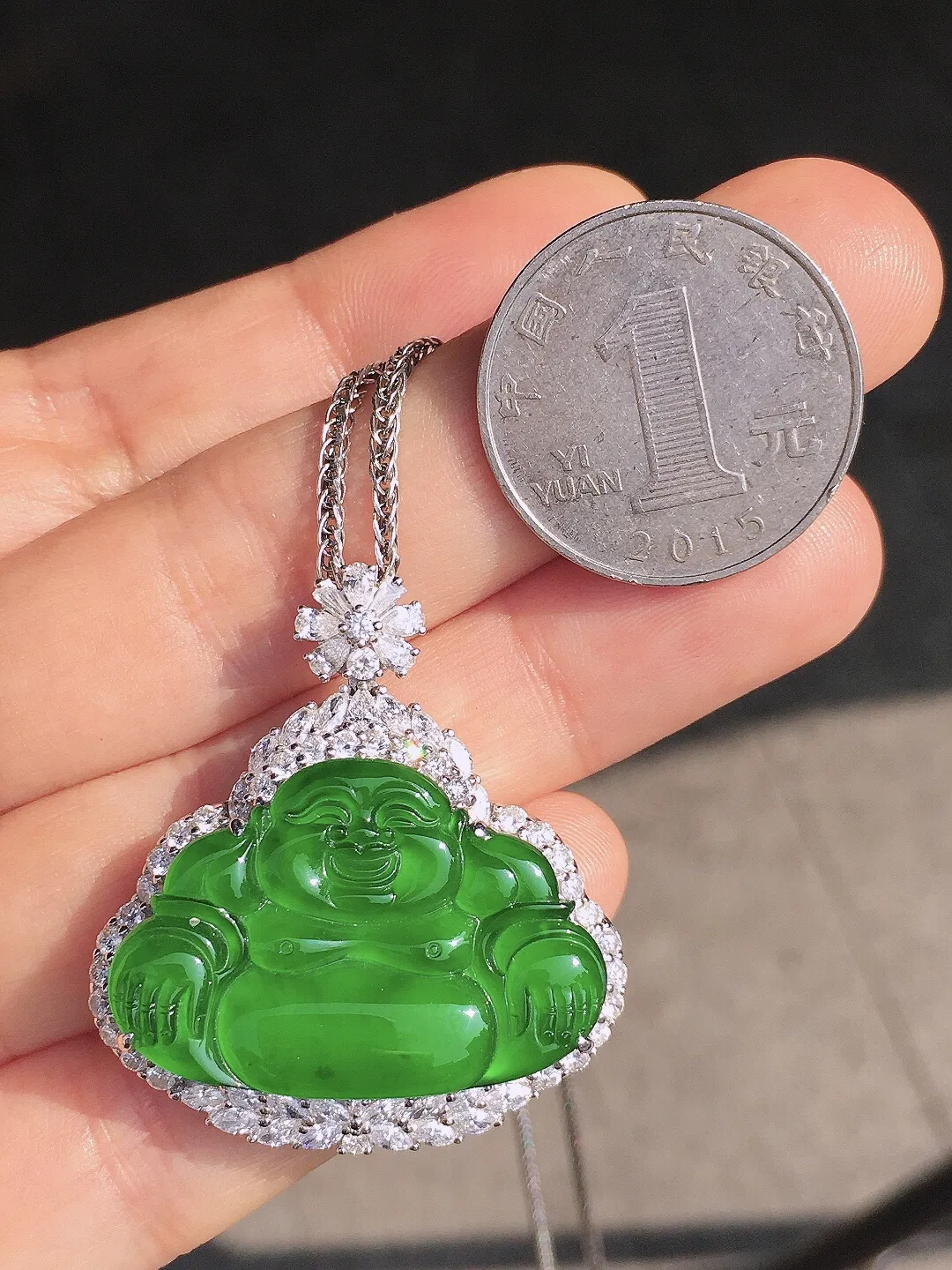 满绿佛公吊坠，色泽均匀艳丽，玉质细腻，荧光感超
强，饱满圆润，尽显优雅气质，18k
金豪华镶嵌