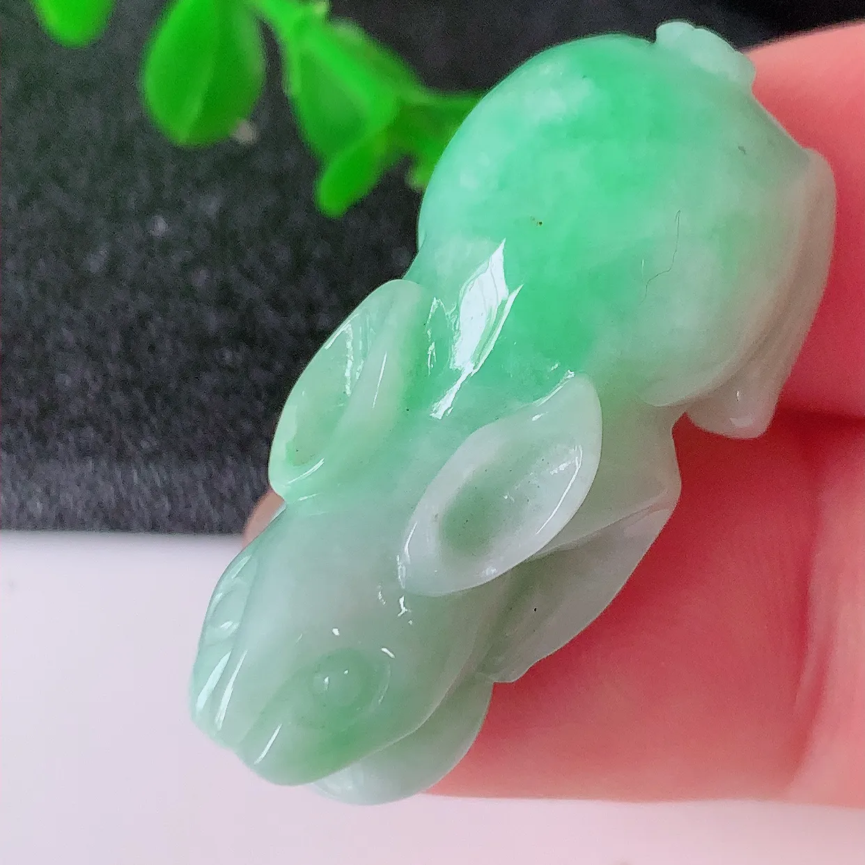 自然光实拍，水润飘绿翡翠生肖玉兔吊坠，翠色灵动，玉质细腻，颜色漂亮， 品相佳， 佩戴佳品！#87.16