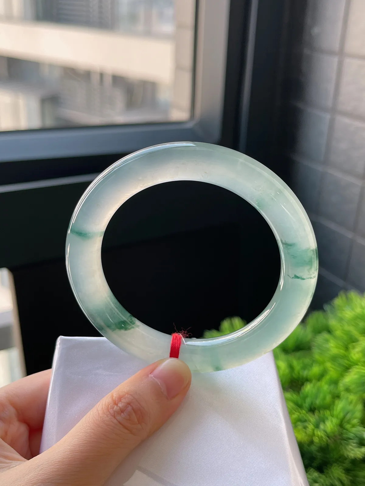 圆镯56.8圈口，翡翠冰种飘花手镯