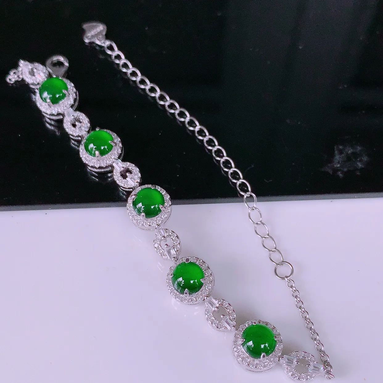 冰透满绿翡翠925银镶嵌手链，自然光实拍，翠色灵动，颜色漂亮，种老水足，品相 佳，佩戴佳品！#97.22取一整体8-8-6裸石5.5*5.5