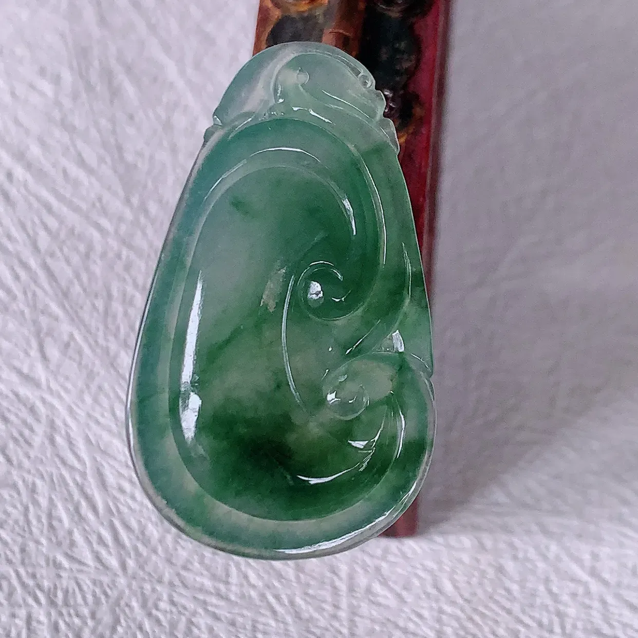 自然光实拍，冰种飘花翡翠如意吊坠，上身效果非常美，饱满大气，工艺美，万事如意如意一生 #01.22