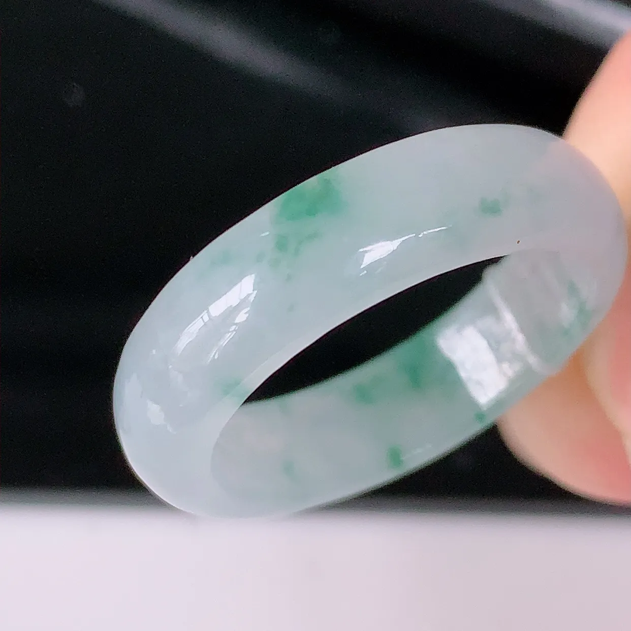 自然光实拍，18.8mm内径冰飘花翡翠指环，玉戒指，玉质莹润，好精美好冰润的指环，19圈口上手纤巧！#49.22尺寸18.8-5.5-3