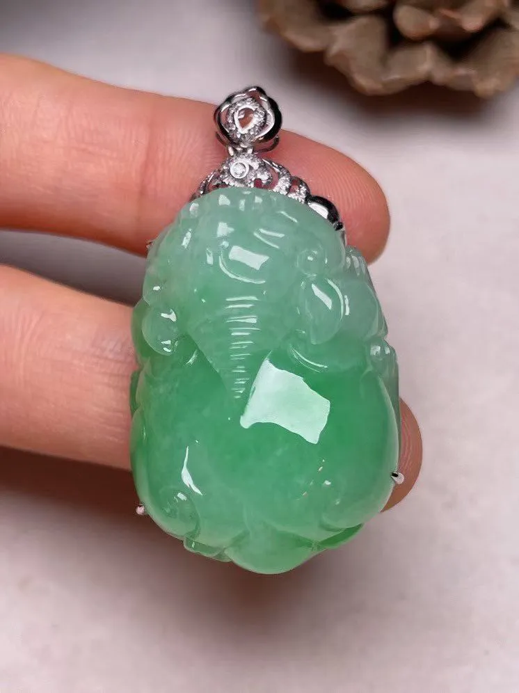冰糯种飘绿招财金蟾吊坠、真金真钻镶嵌，种水好，玉质细腻 .裸石尺寸 43.2*23.0*13.7