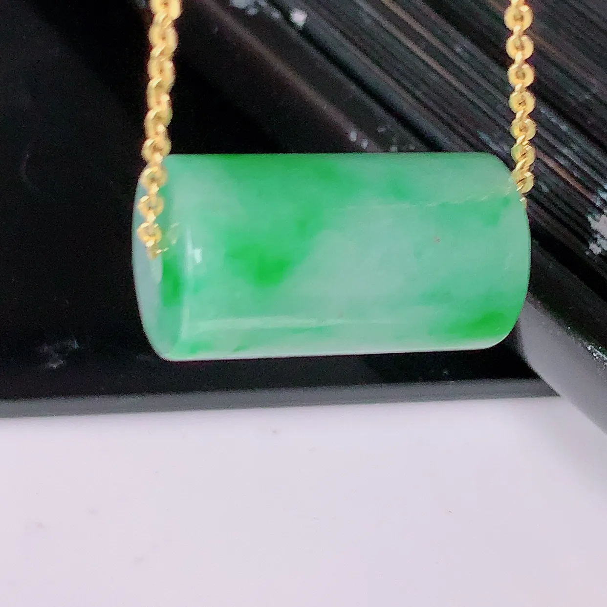 自然光实拍，冰润飘绿翡翠路路通吊坠，寓意时来运转、财源滚滚，款式新颖时尚，日常百搭的款！ 配图银链#05.22