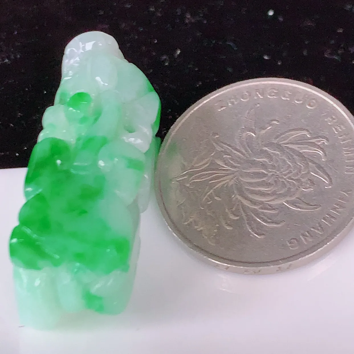 自然光实拍，冰飘绿翡翠招财貔貅吊坠，民间有“一摸貔貅运程旺盛，再摸貔貅财运滚滚三摸貔貅平步青云 ”的美好祝愿。#81.22