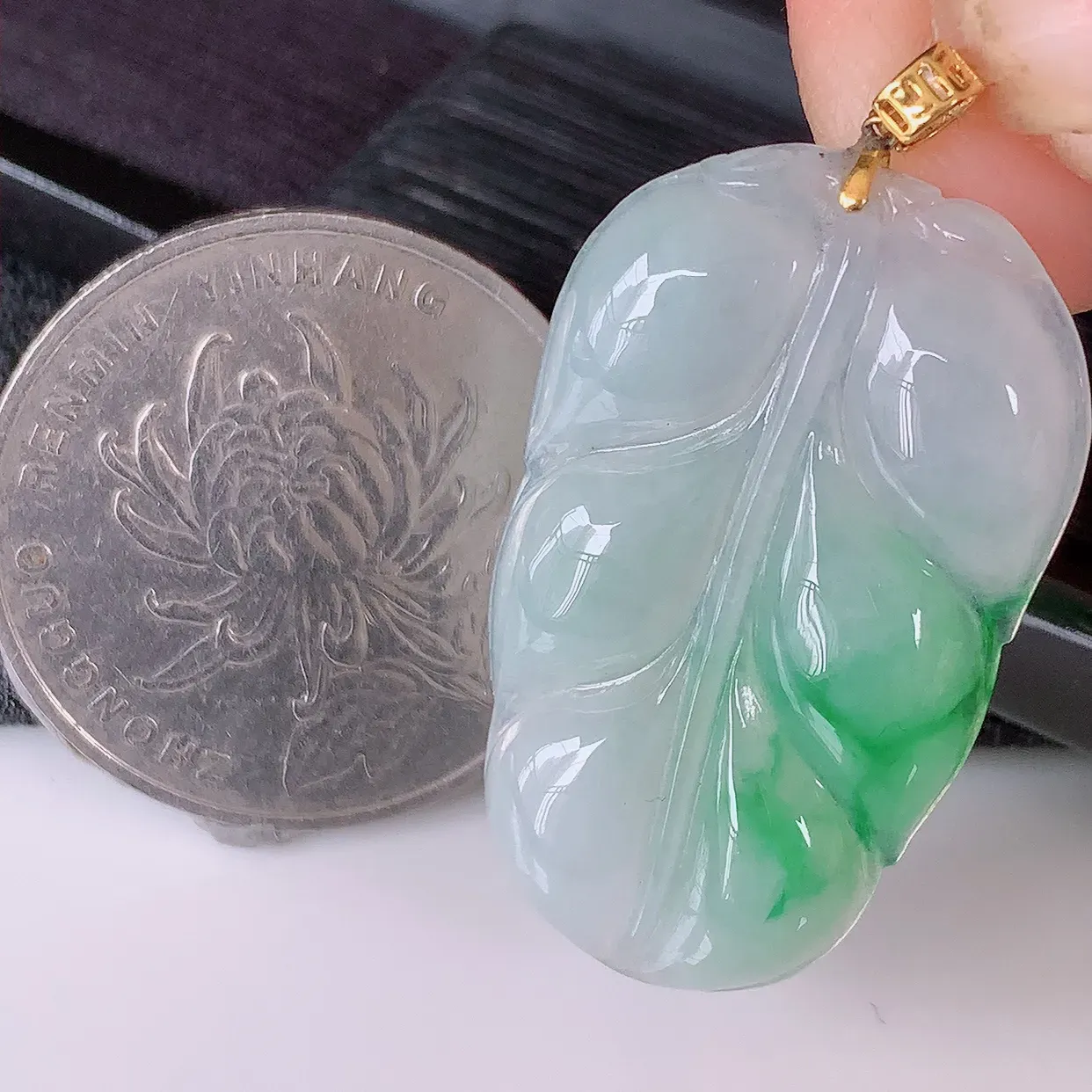 自然光实拍，18K金镶嵌冰种飘绿翡翠叶子吊坠，寓意“大业有成，一夜成名，金枝玉叶”水润叶子，翡翠叶子，清秀高雅， 性价比超值！#49.16整体35裸石30.5-19-4mm