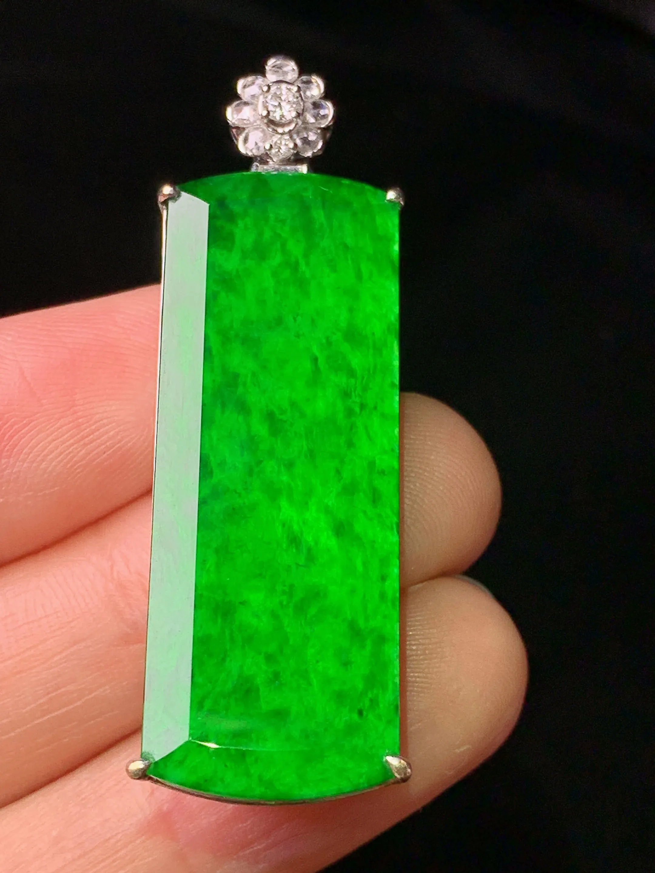 18k金钻镶嵌翠绿无事牌吊坠 玉质细腻 色泽清新艳丽 整体尺寸47*14.2*7.3