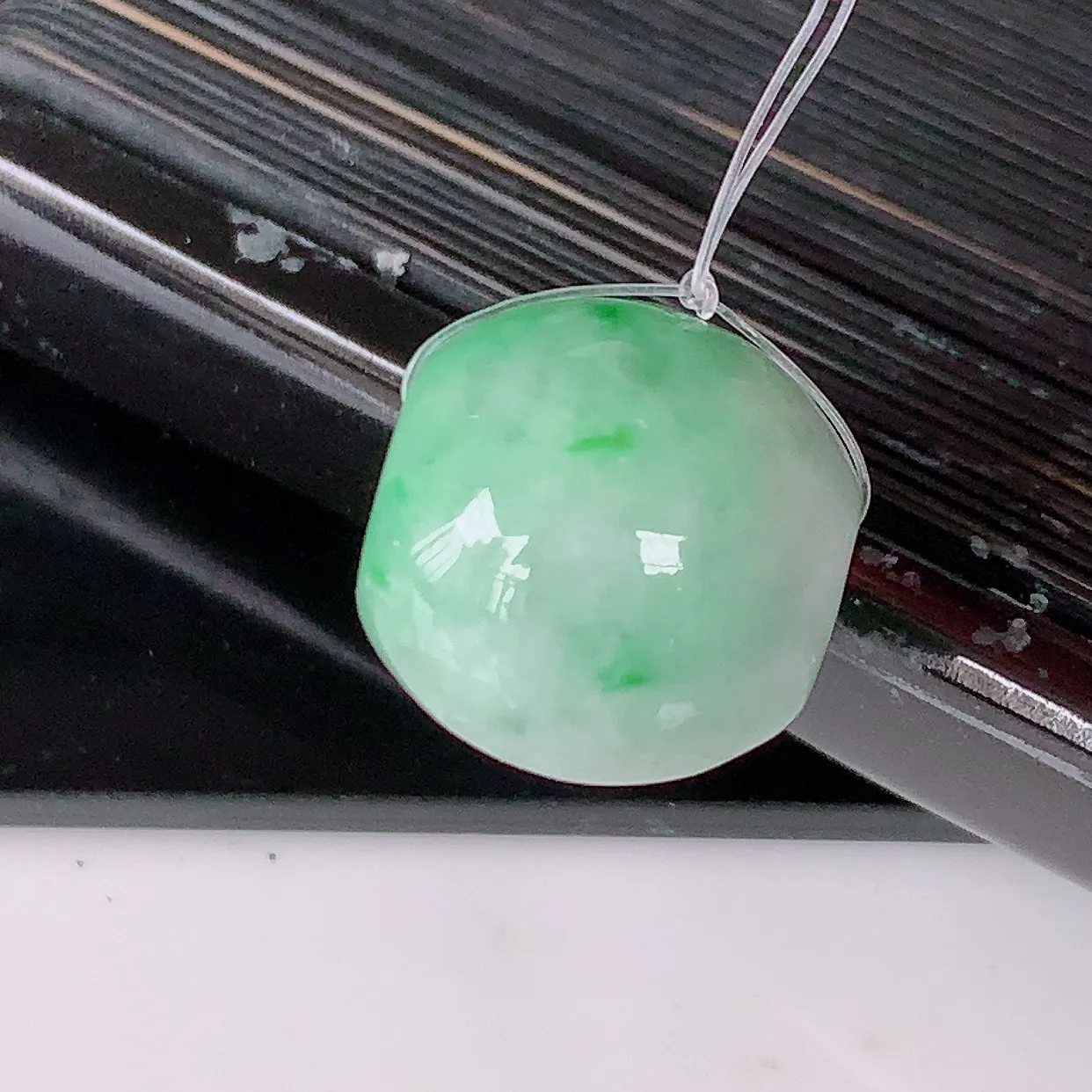 自然光实拍，冰润飘绿翡翠路路通吊坠，寓意好运连连，路路畅通，经典款式，财运滚滚，路路通， 佩戴效果更好！ 配银链子#49.22