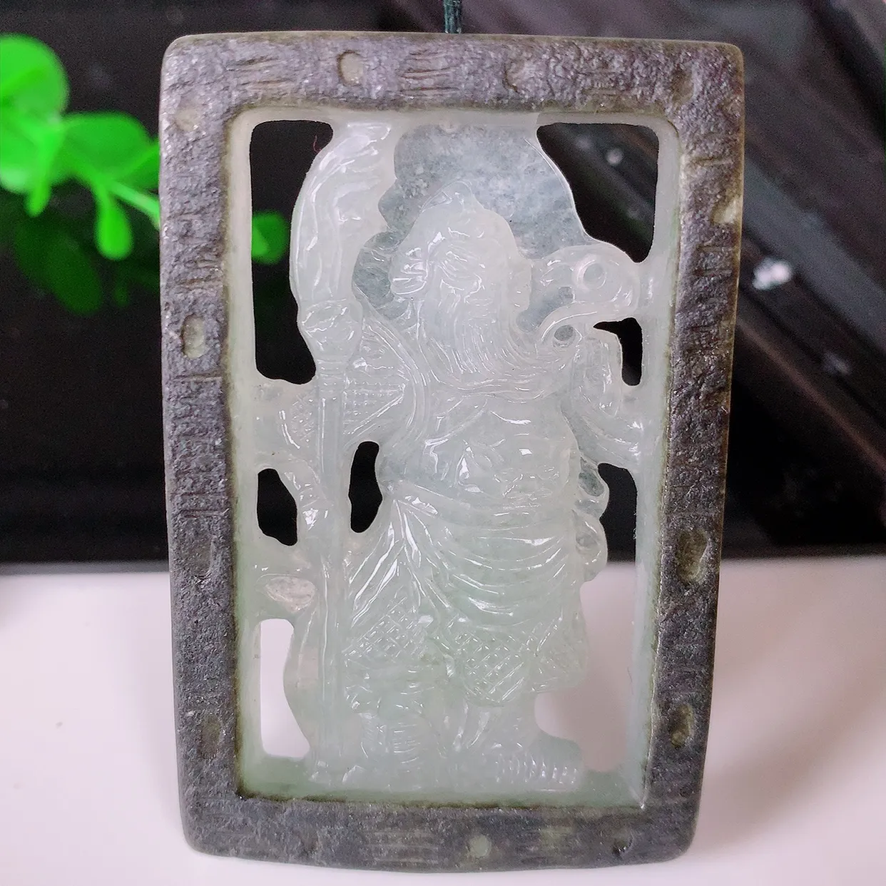 自然光实拍，特色镂空雕双彩翡翠关公吊坠。翡翠关公是生意人喜爱的财神爷，助您财运亨通，步步高升，关公威