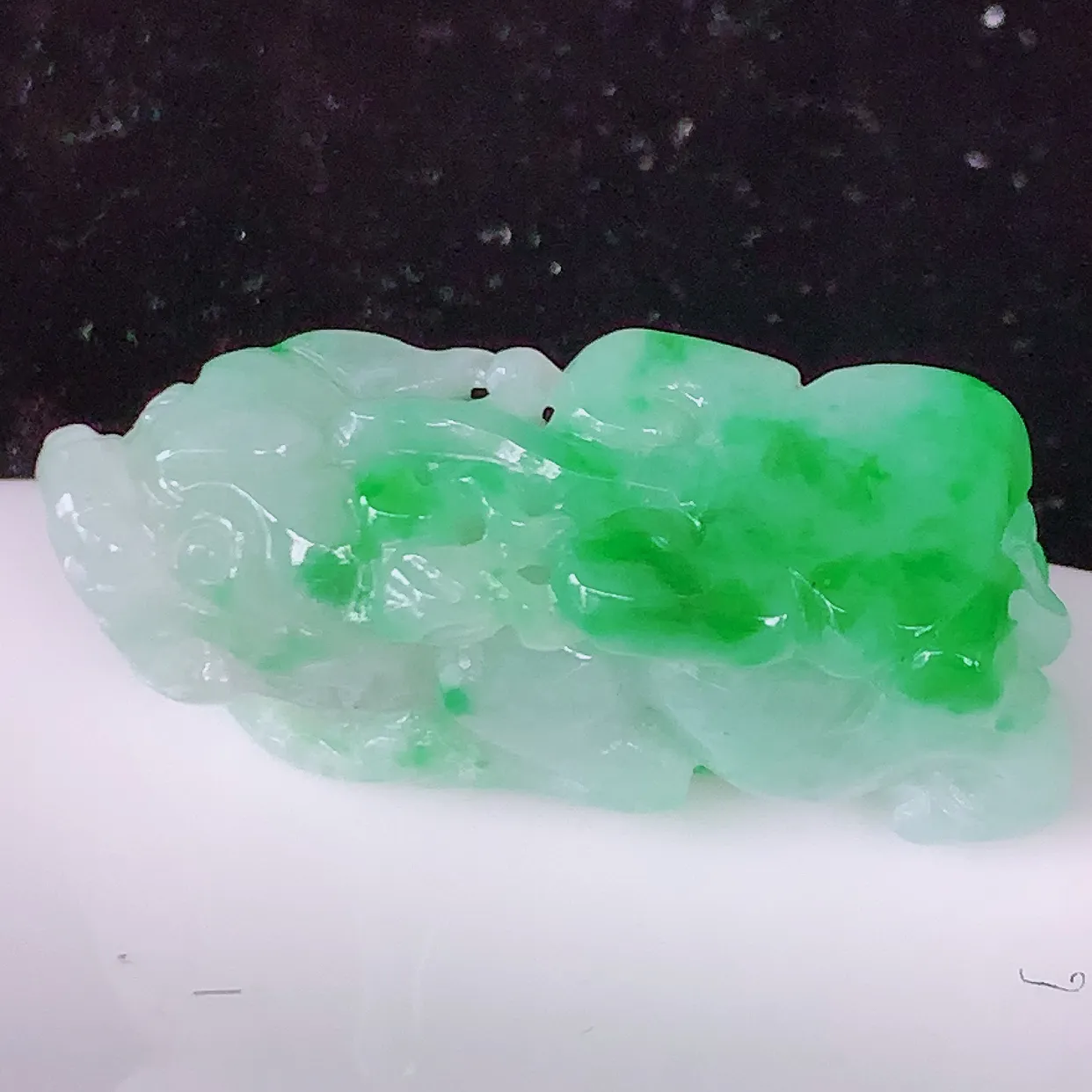 自然光实拍，冰飘绿翡翠招财貔貅吊坠，民间有“一摸貔貅运程旺盛，再摸貔貅财运滚滚三摸貔貅平步青云 ”的美好祝愿。#81.22