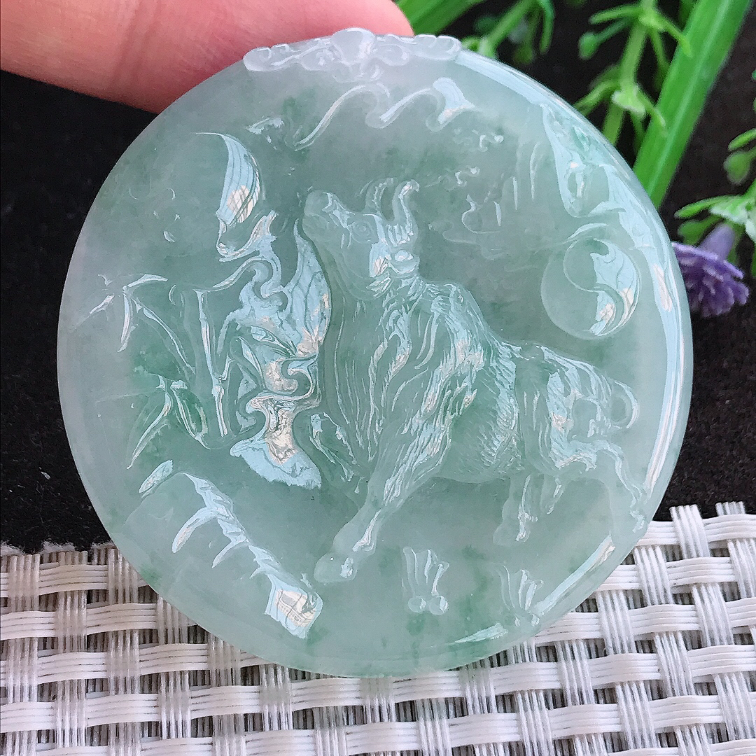 实拍A货翡翠53.2/5.5老坑冰胶水灵冰晴生肖牛吊坠翡翠玉牌挂件
