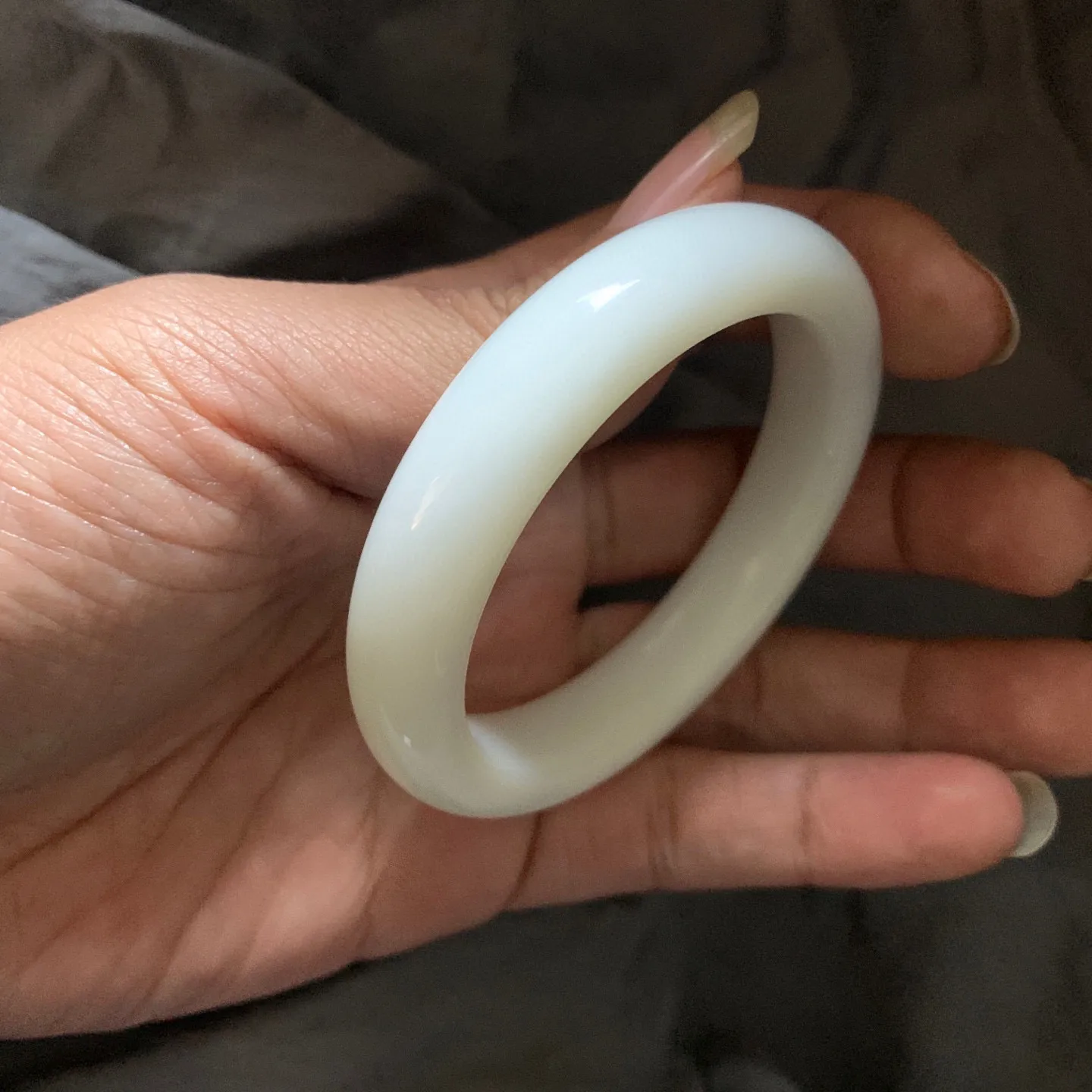 53.3圈口和田玉羊脂白手镯，和田玉53.3圈口手镯，镯型古朴典雅。在诗情画意的雨巷相遇，你是我腕间的一抹风情，有你眸有深情.清风荡漾湖间静水，我愿俯身低眉，在烟波涟漪处寻