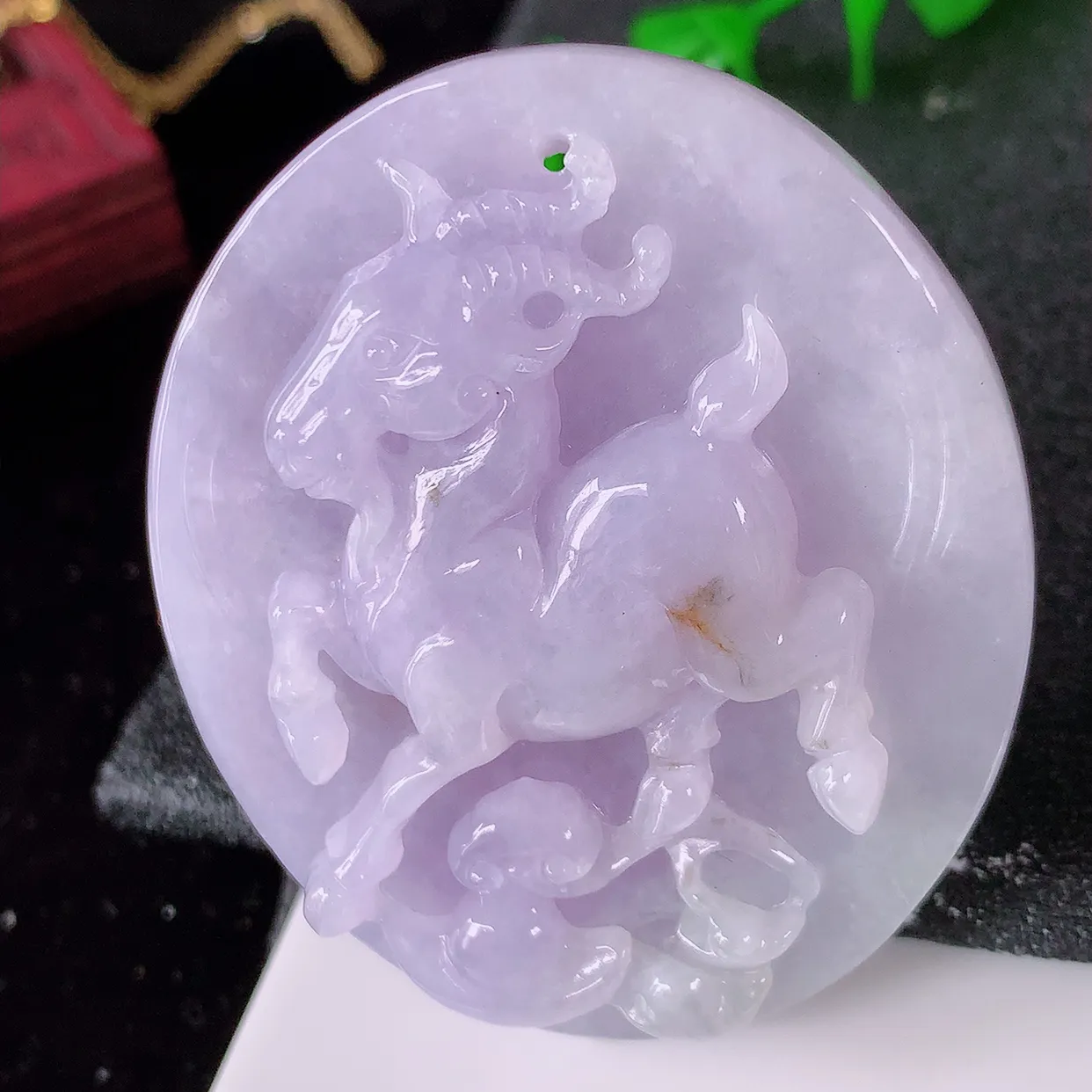 自然光实拍，冰润紫罗兰翡翠生肖羊牌吊坠，翠色灵动，佩戴效果时尚出众， 尽显气质， 玉质细腻，美感十足。#05.13