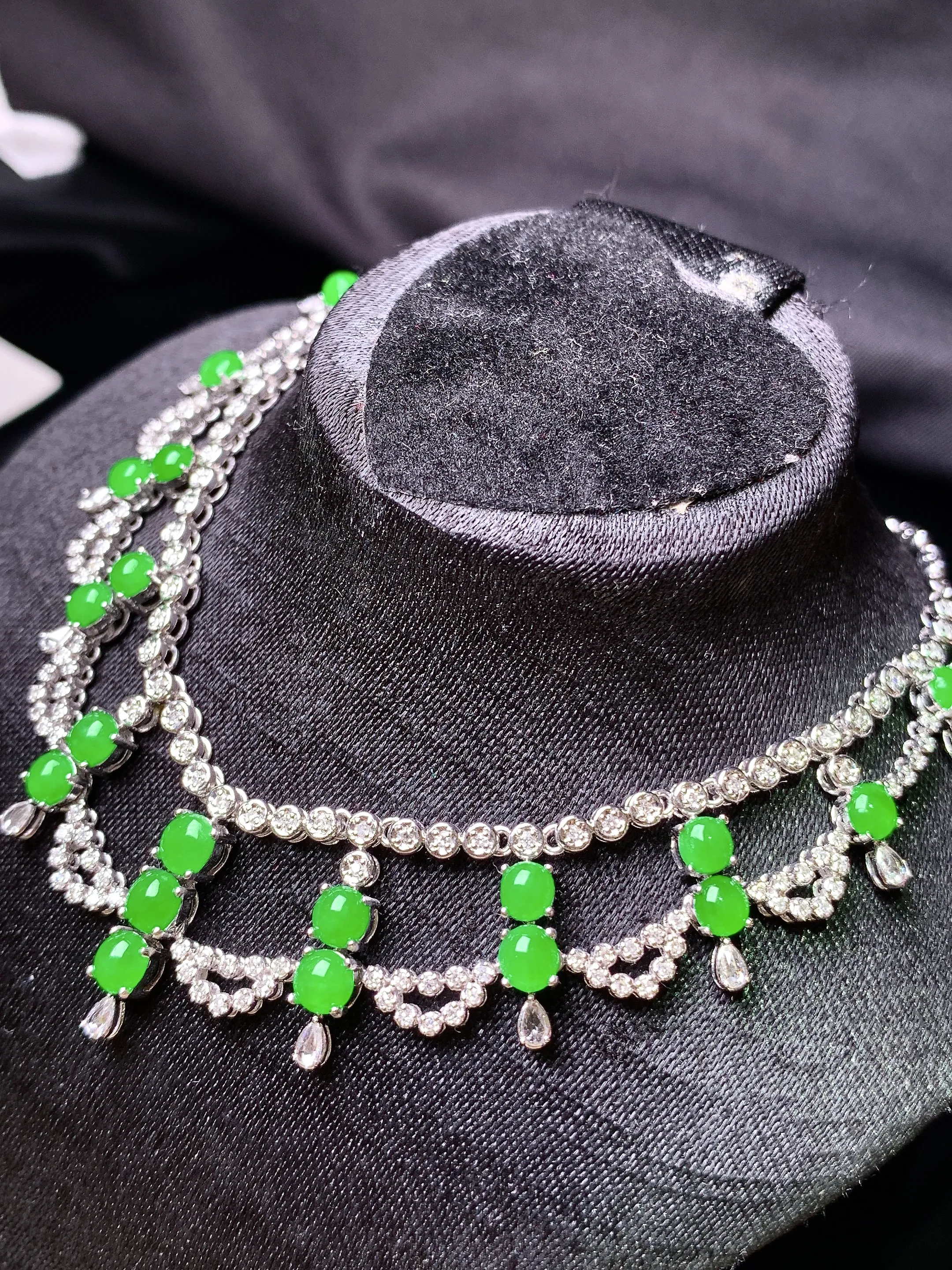 18k金钻镶嵌满绿蛋面锁骨项链  玉质细腻 色泽清新艳丽 整体尺寸3.5*2.3