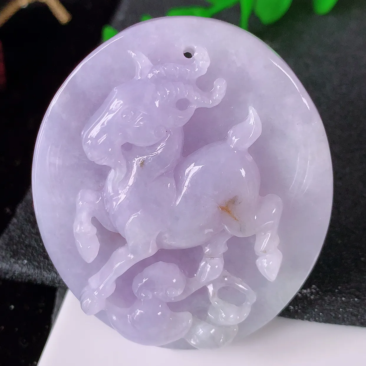 自然光实拍，冰润紫罗兰翡翠生肖羊牌吊坠，翠色灵动，佩戴效果时尚出众， 尽显气质， 玉质细腻，美感十足。#05.13