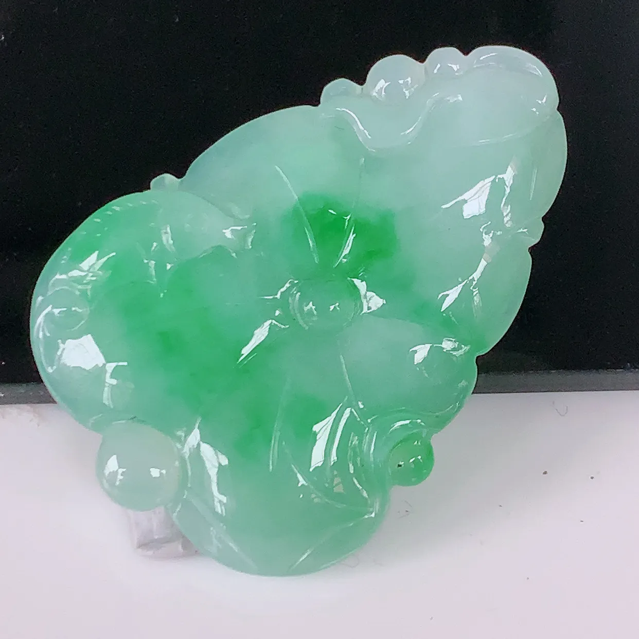 自然光实拍，冰润飘绿翡翠荷叶鱼、和和美美玉坠，财源广进，自然隐逸、荷本是素不着尘之物， 有和美之寓意。#05.22