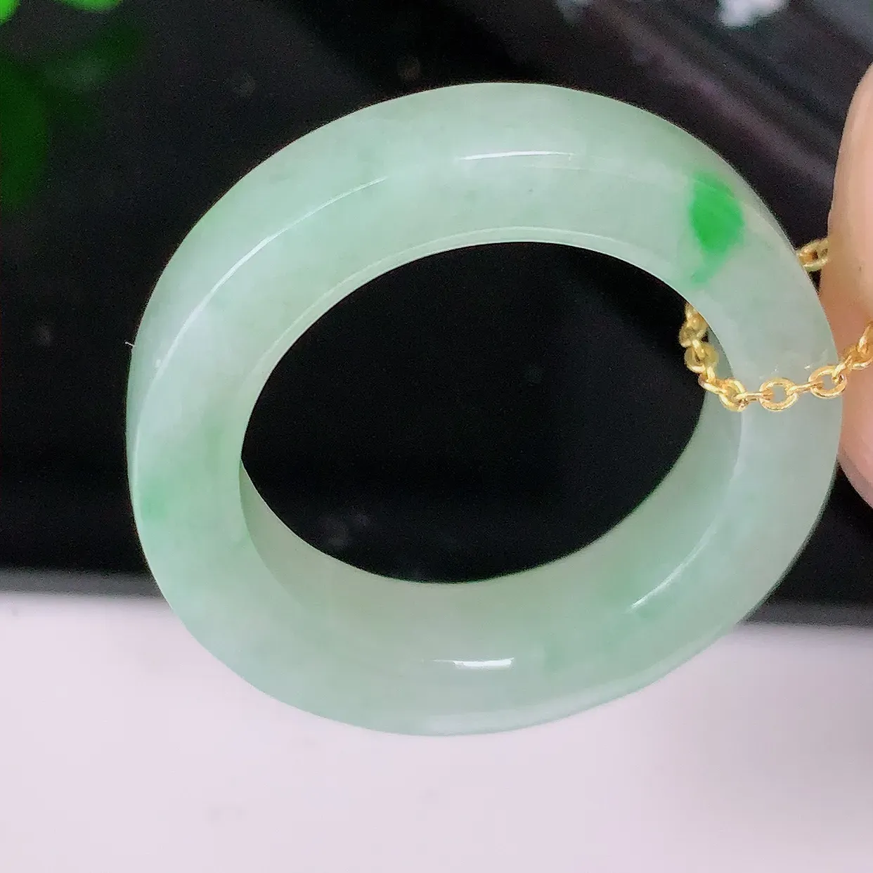 自然光实拍，20.2mm内径冰飘绿翡翠指环，玉戒指，玉质莹润，好精美好冰润的指环，23圈口，上手纤巧！#57.22尺寸 20.2-6-4.3