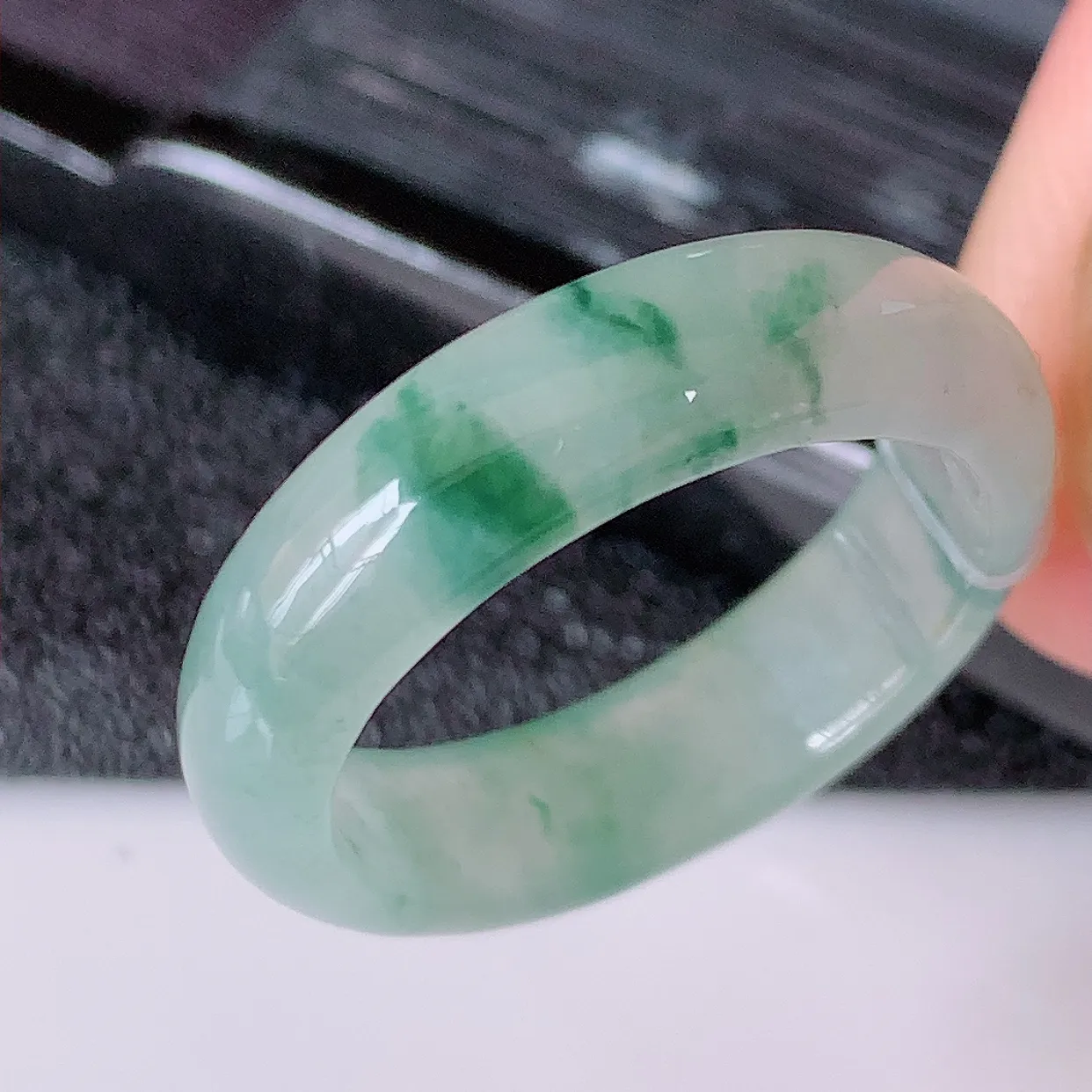 自然光实拍，18mm内径冰种飘花翡翠指环，玉戒指，玉质莹润，好精美好冰润的指环，17圈口，上手纤巧！#49.16尺寸 18*5.5*2.8mm