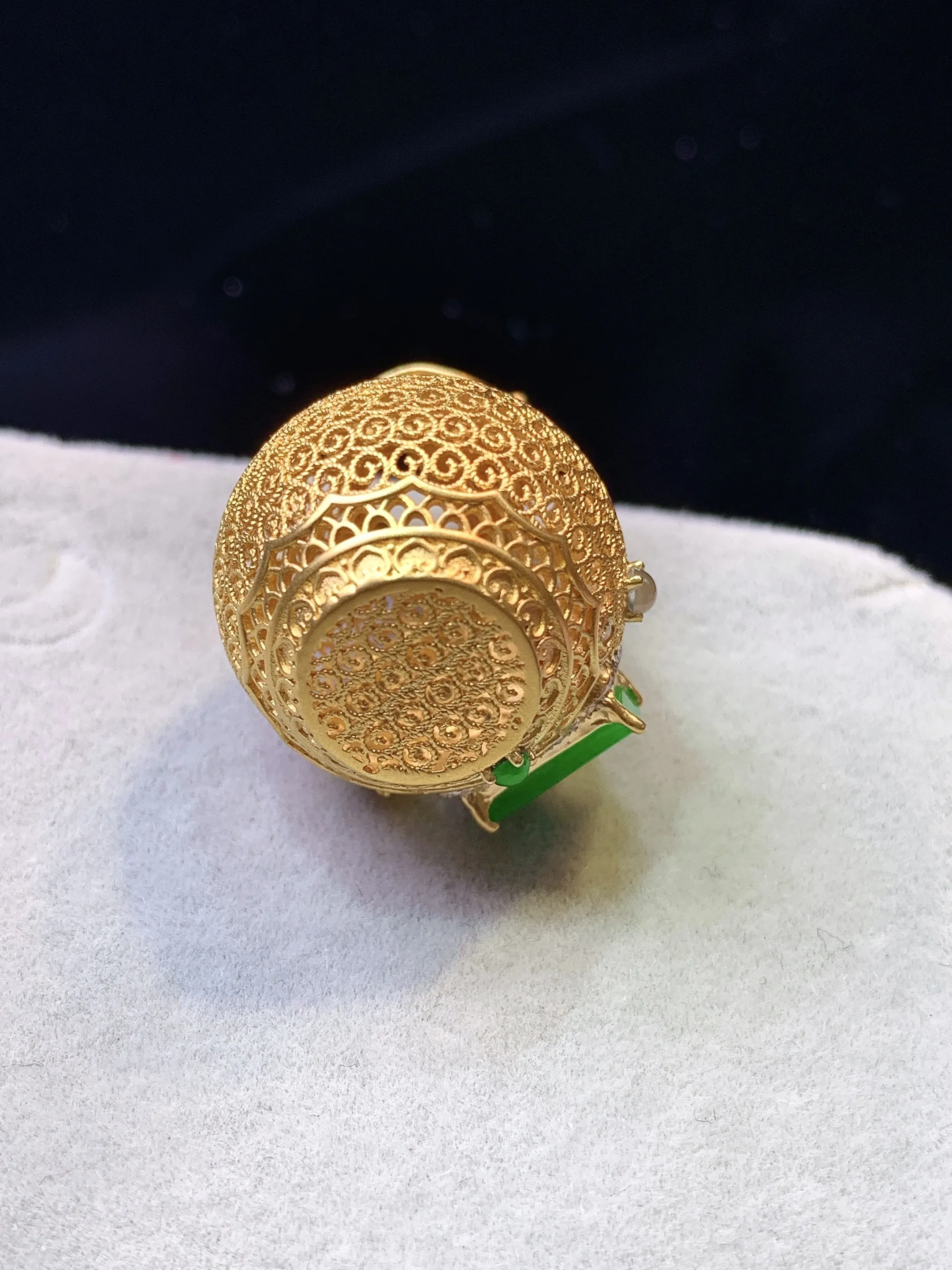 18k金钻镶嵌满绿无事牌花瓶吊坠 玉质细腻 色泽清新艳丽 整体尺寸22*19.8*17.3