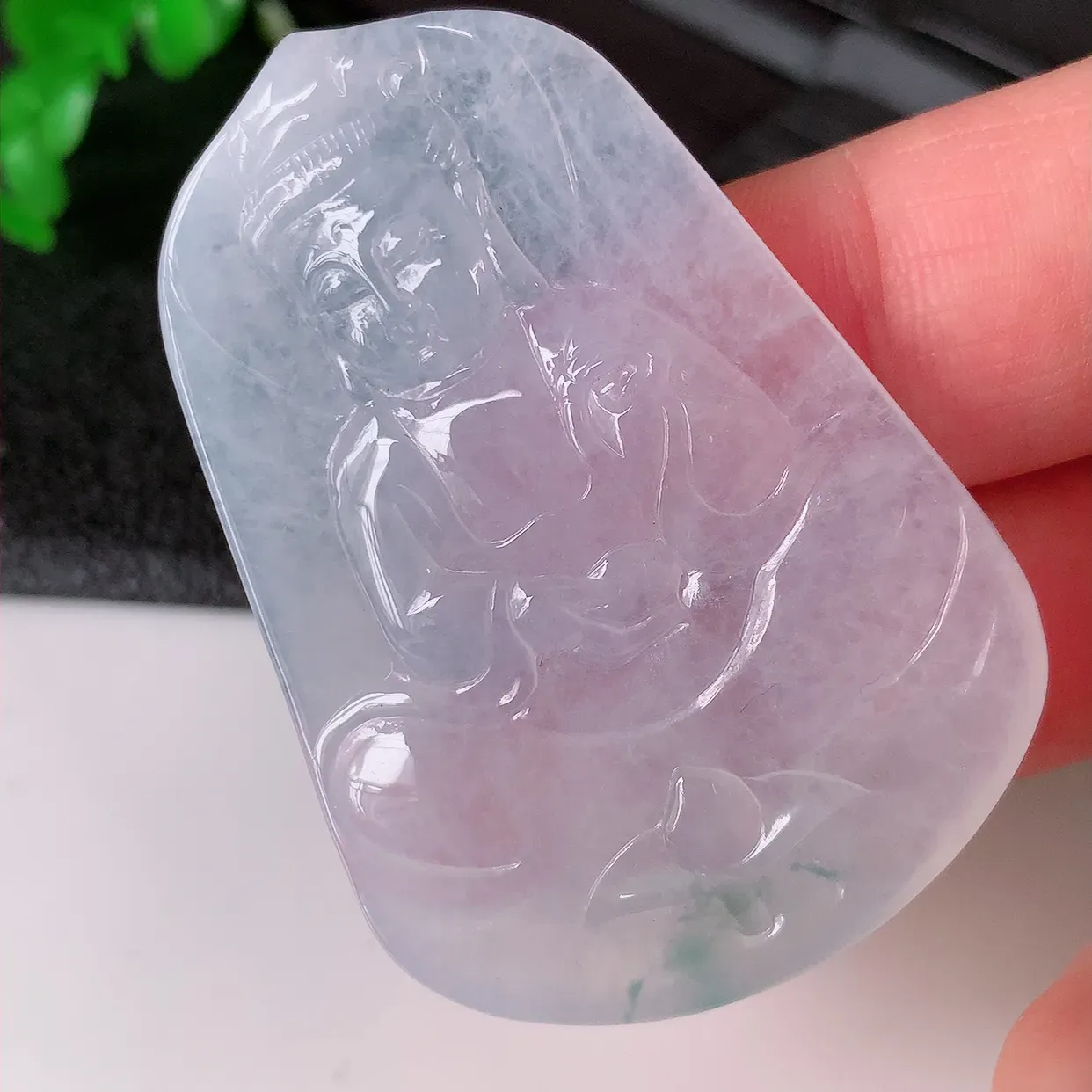 自然光实拍，冰种飘花翡翠观音菩萨吊坠，赐福观音，玉润通透， 慈祥端庄！#94.16
